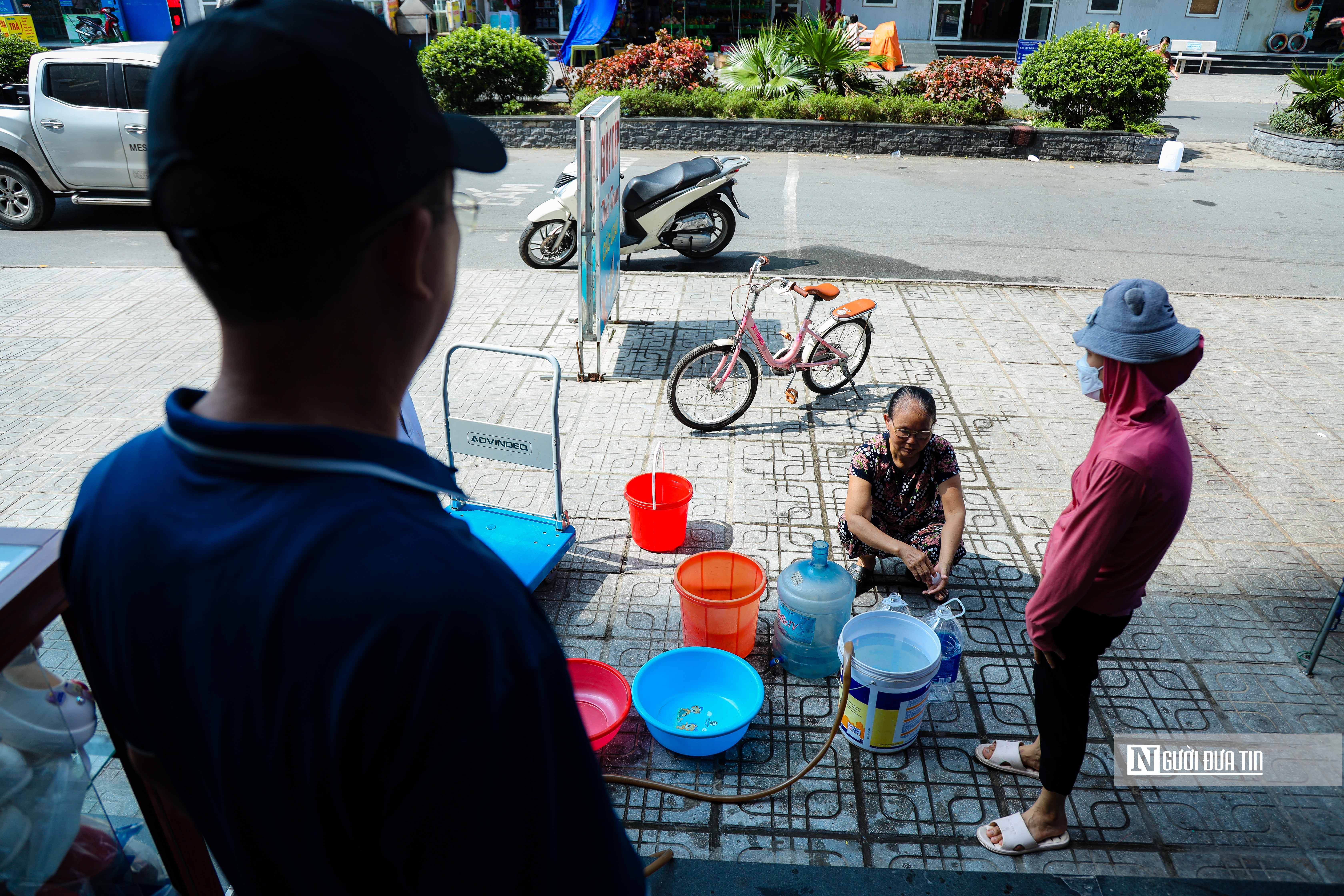 Dân sinh - Hà Nội: Hàng trăm người dân đội nắng đi lấy nước tích trữ (Hình 6).