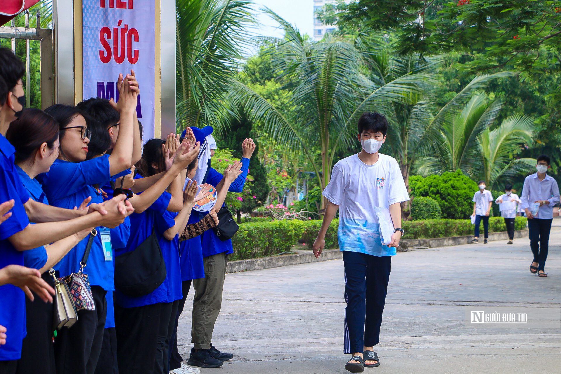 Giáo dục - Hà Nội: Sỹ tử rạng rỡ sau khi hoàn thành môn thi cuối cùng (Hình 2).