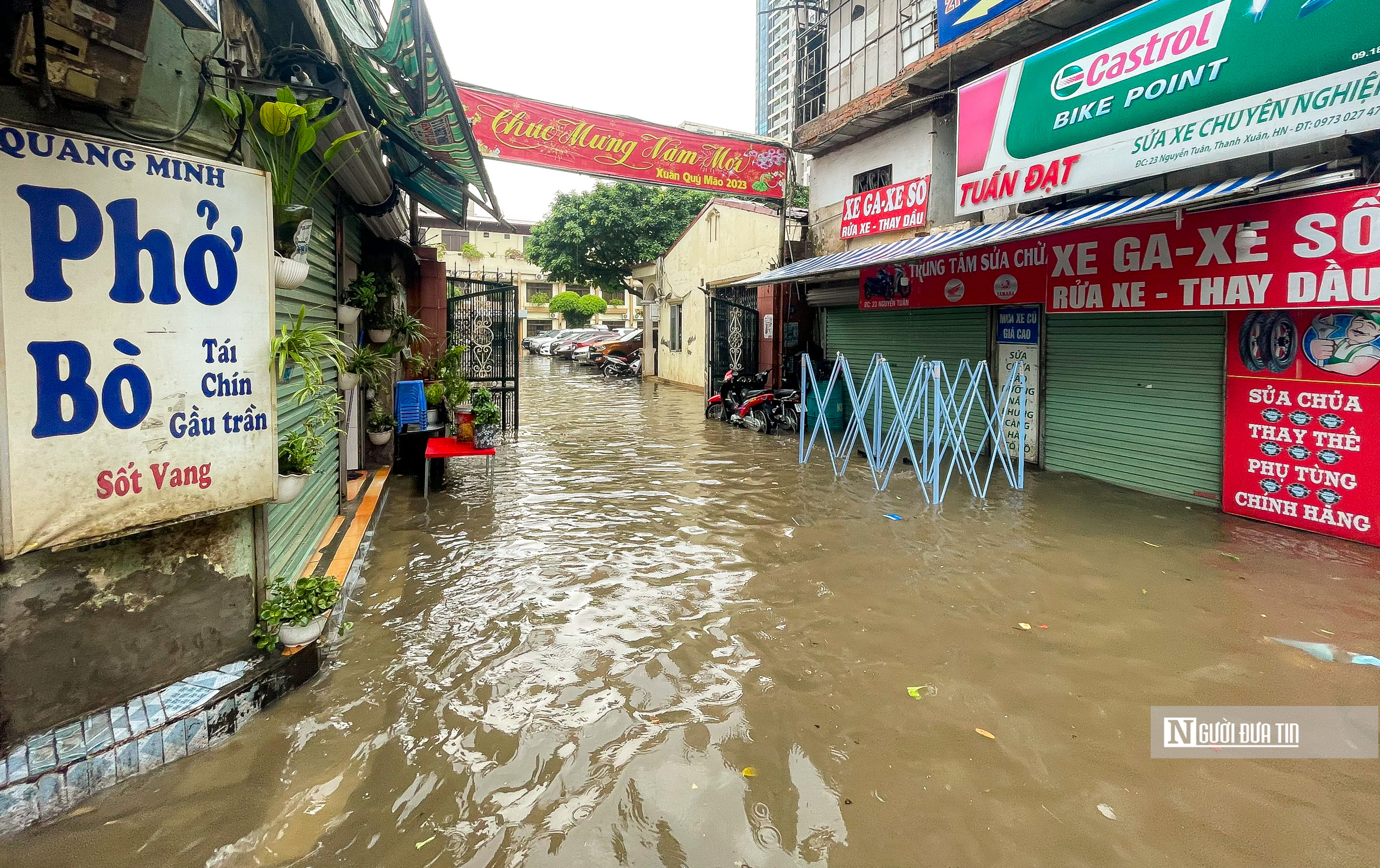 Dân sinh - Cơn mưa lớn bất chợt giữa trưa khiến đường phố Hà Nội ngập sâu (Hình 5).