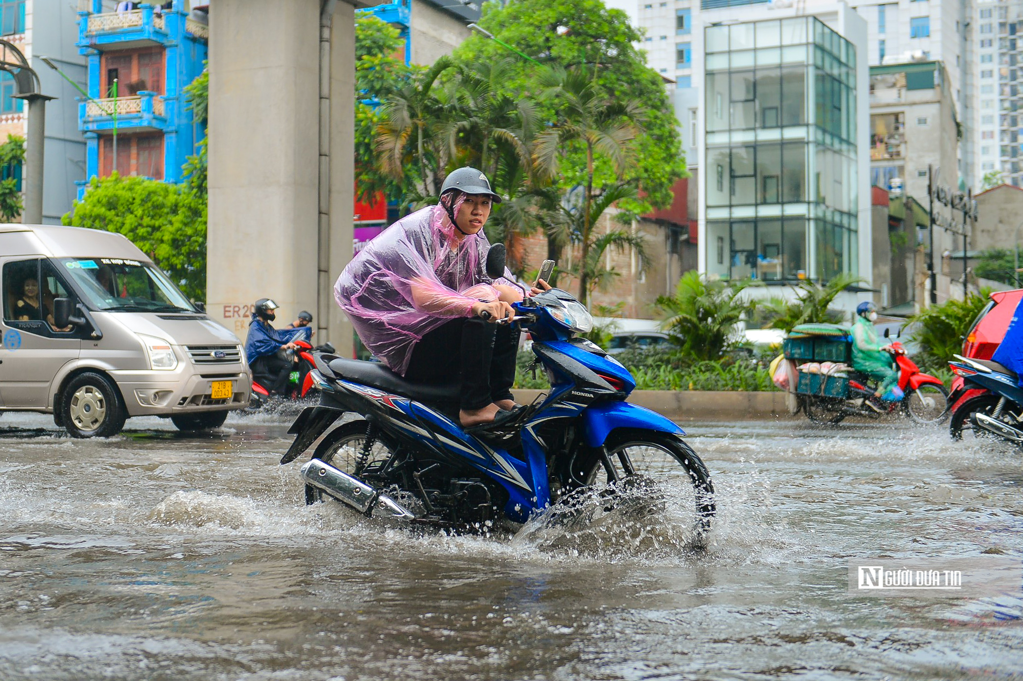 Dân sinh - Cơn mưa lớn bất chợt giữa trưa khiến đường phố Hà Nội ngập sâu (Hình 7).