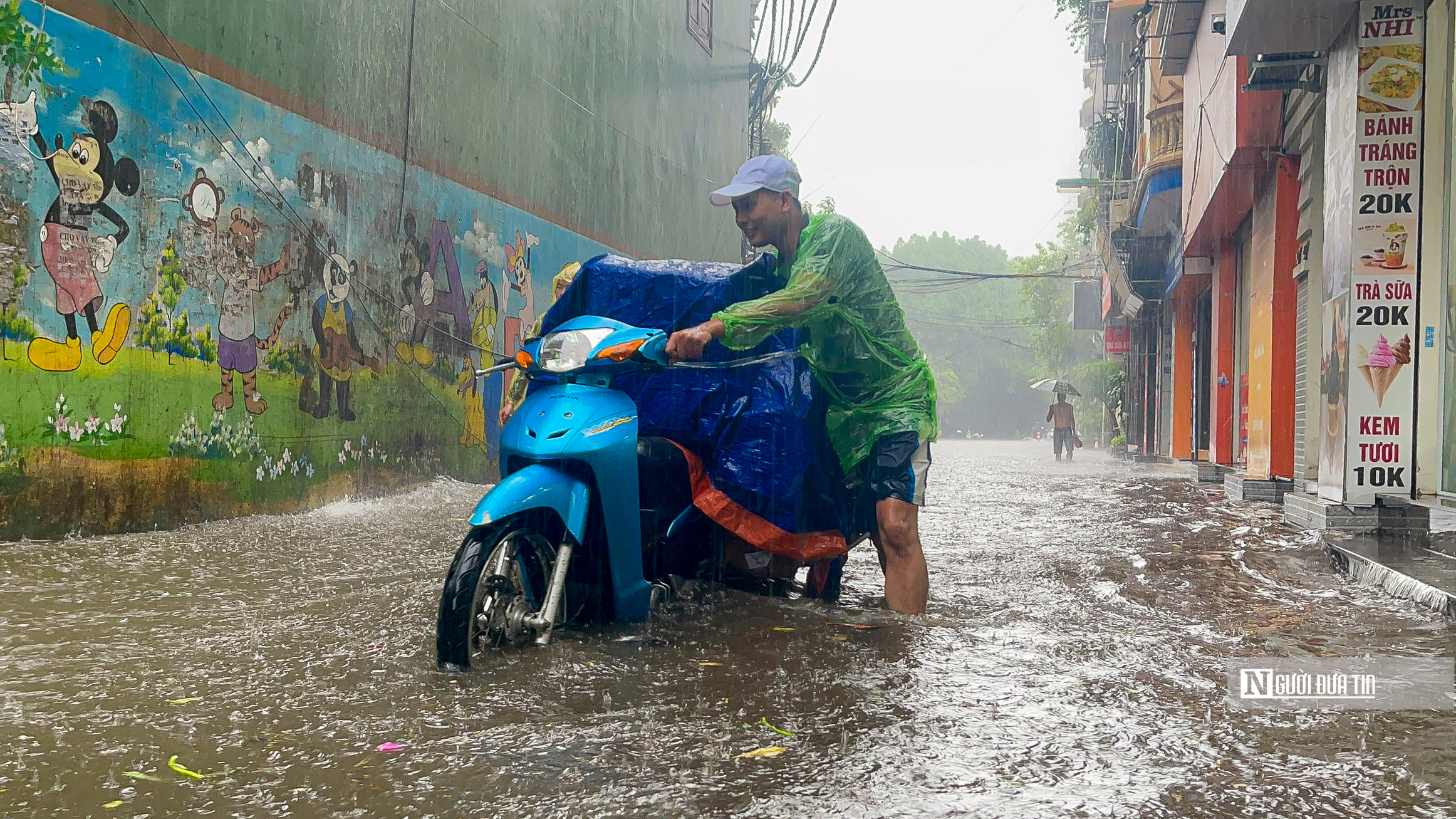 Dân sinh - Cơn mưa lớn bất chợt giữa trưa khiến đường phố Hà Nội ngập sâu (Hình 11).