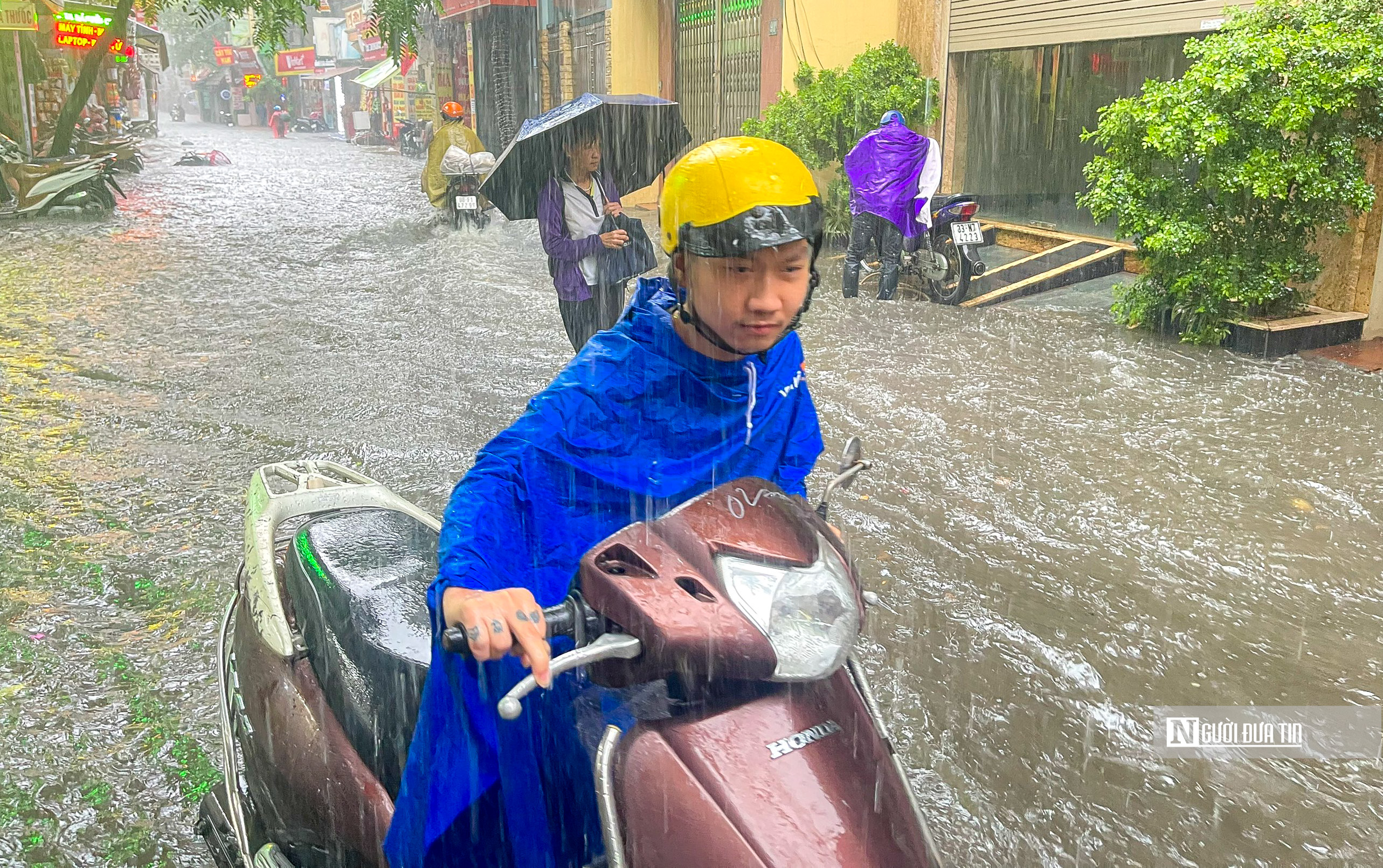 Dân sinh - Cơn mưa lớn bất chợt giữa trưa khiến đường phố Hà Nội ngập sâu (Hình 3).