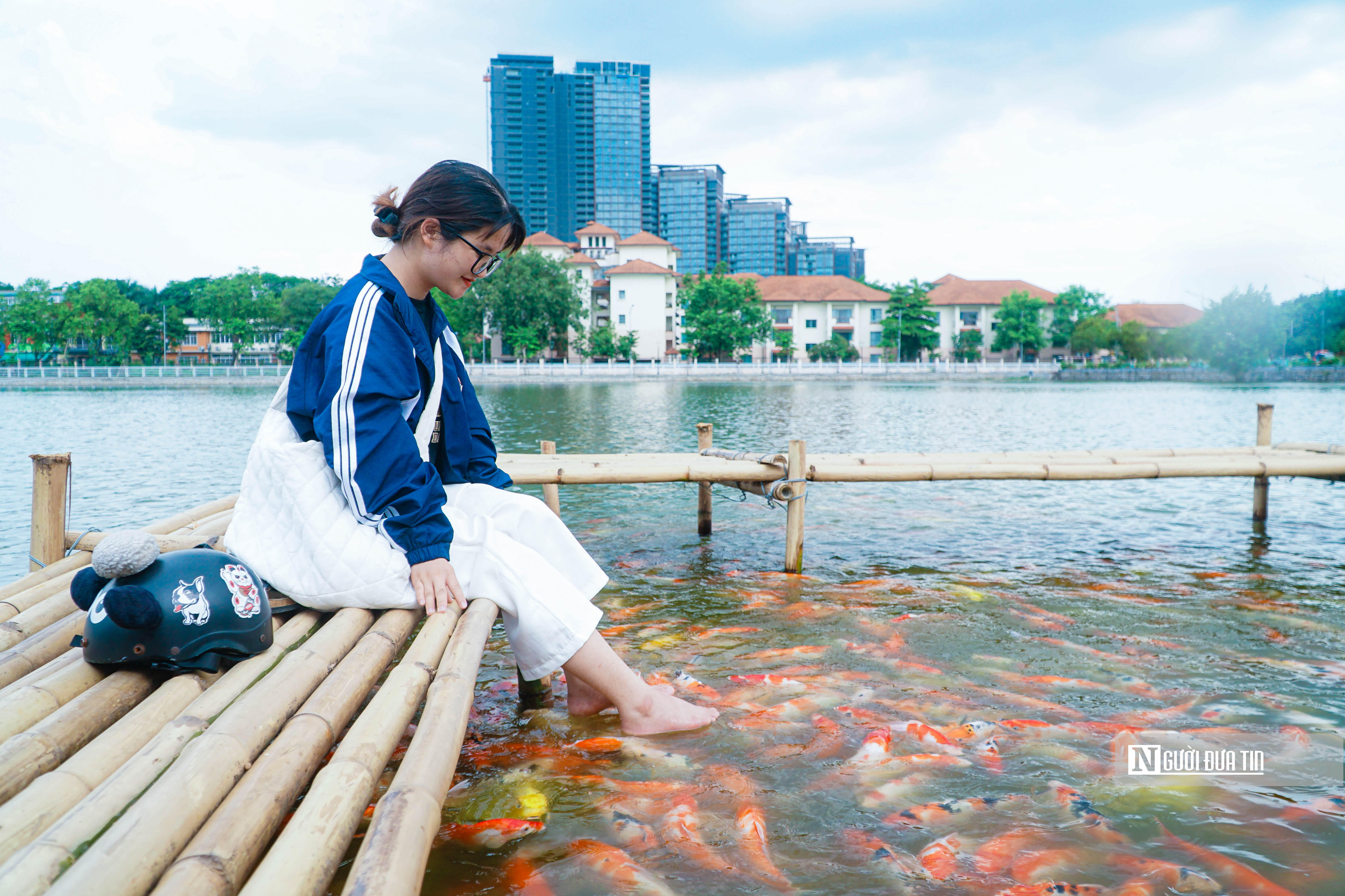 Dân sinh - Người dân Thủ đô thích thú trải nghiệm tại hồ cá koi rộng 3,5ha (Hình 9).