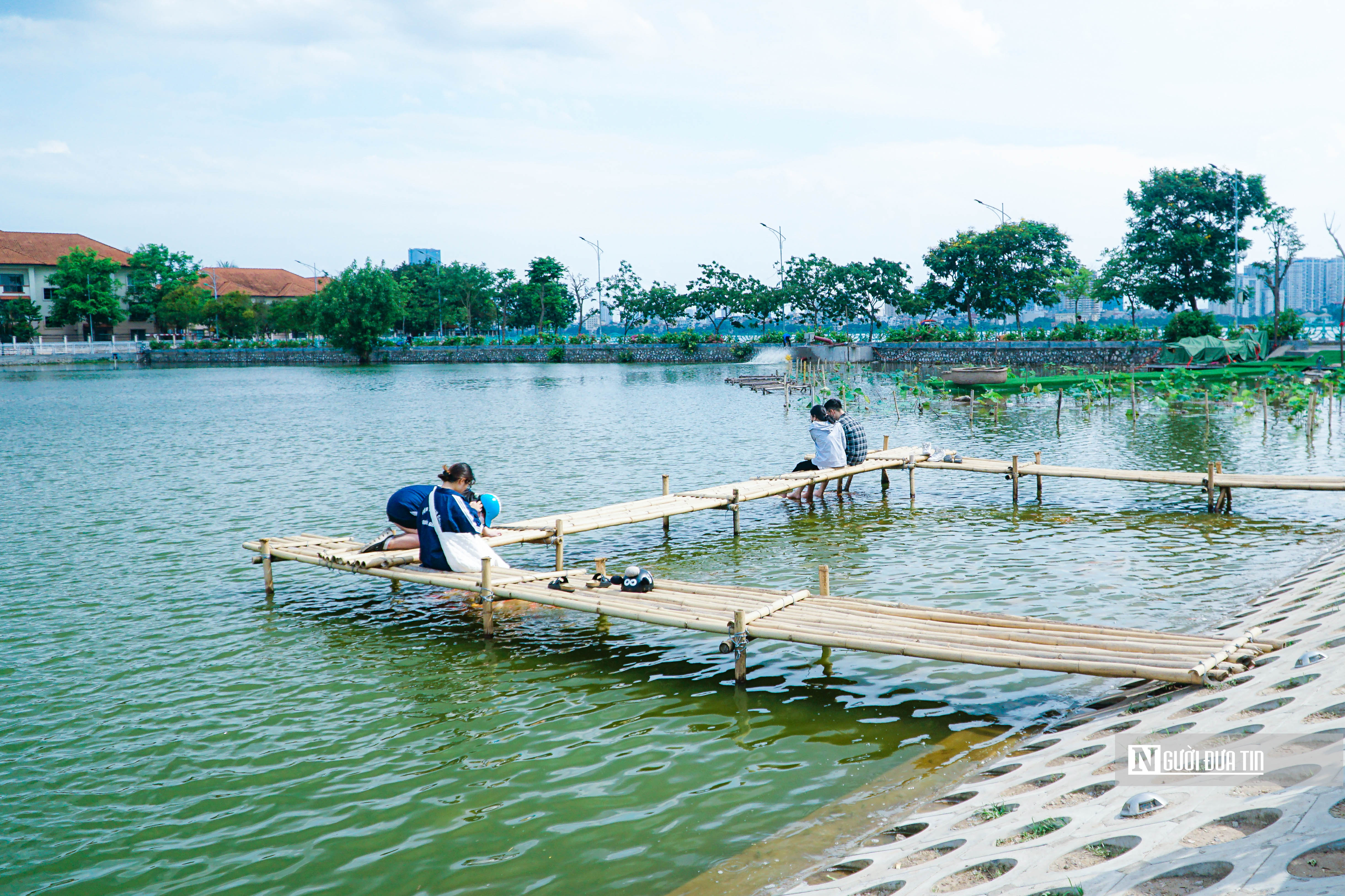 Dân sinh - Người dân Thủ đô thích thú trải nghiệm tại hồ cá koi rộng 3,5ha (Hình 2).