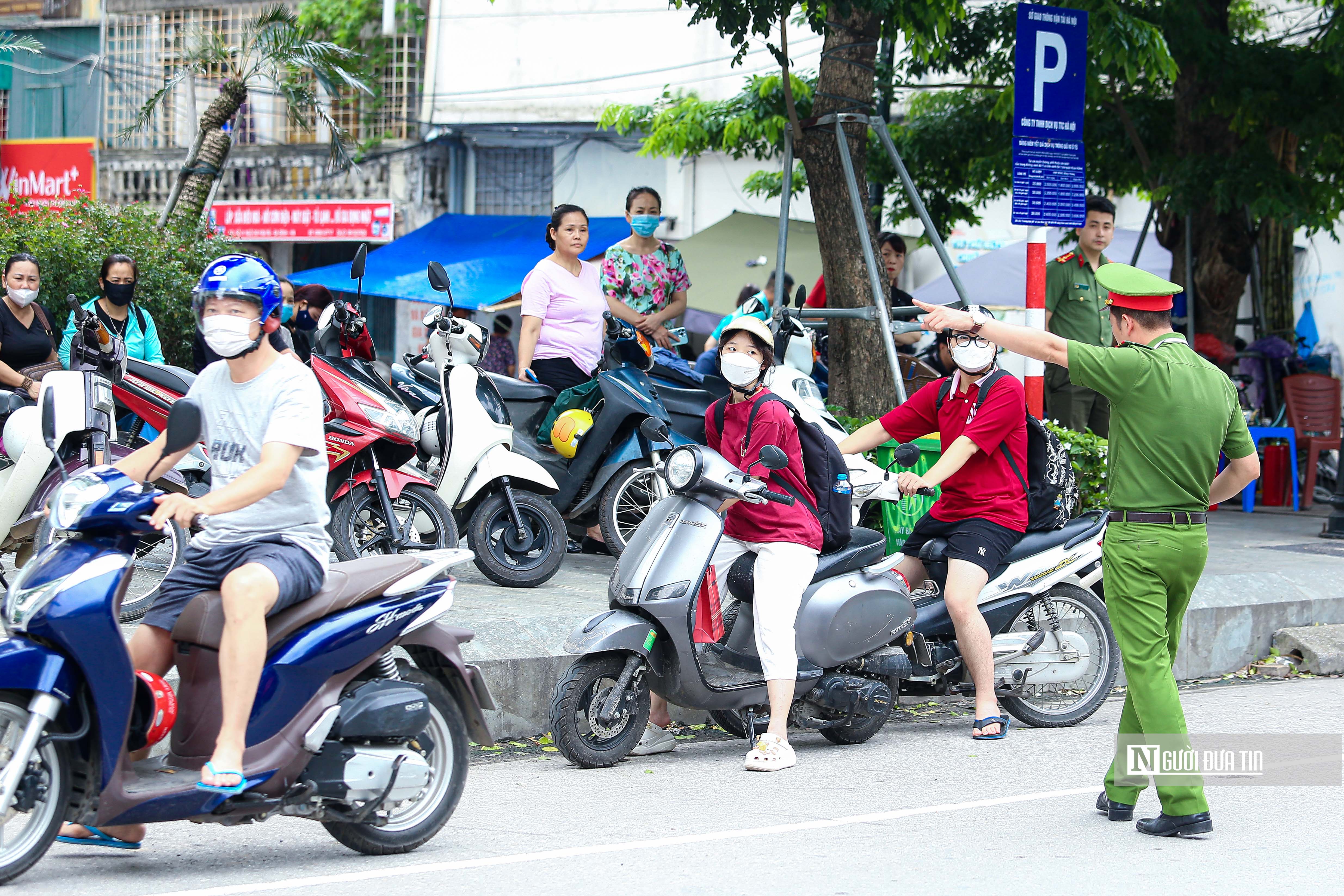 Giáo dục - Thi sinh chống nạng đi làm thủ tục dự thi (Hình 21).