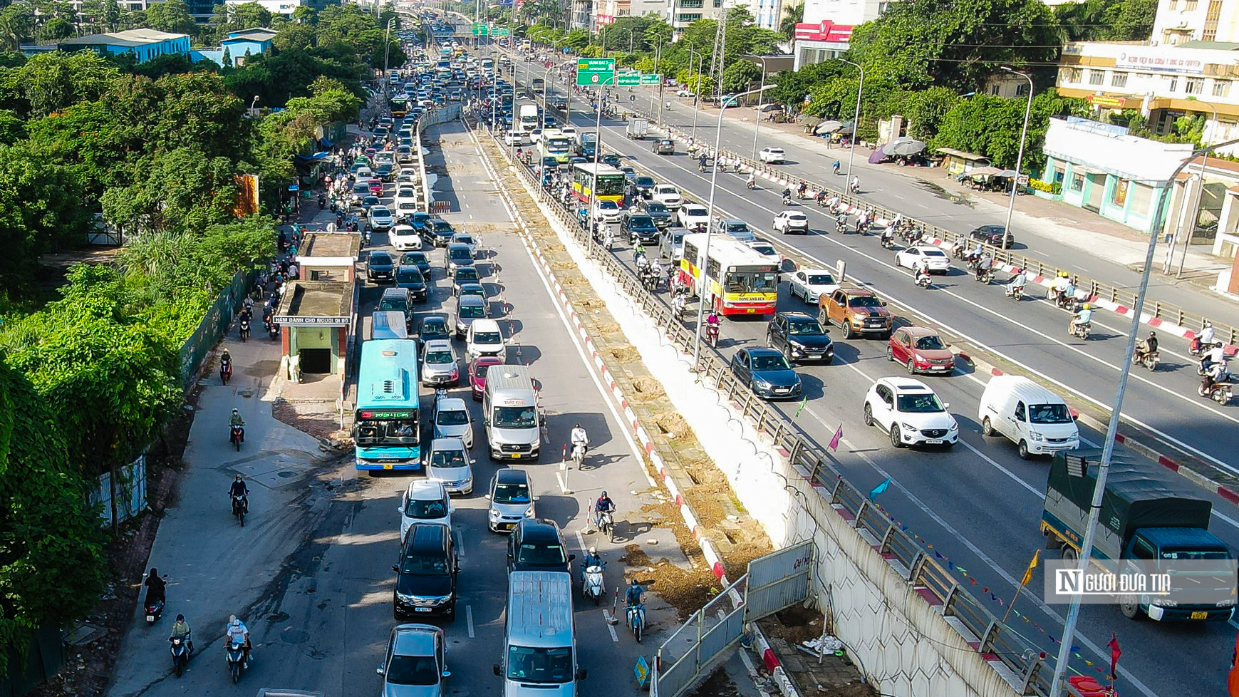 Dân sinh - Hà Nội: Hàng nghìn phương tiện nối đuôi nhau đi qua nút giao Mai Dịch (Hình 4).