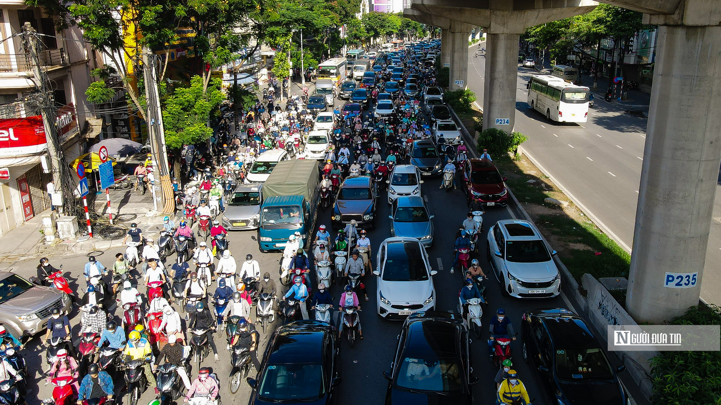 Dân sinh - Hà Nội: Hàng nghìn phương tiện nối đuôi nhau đi qua nút giao Mai Dịch (Hình 8).