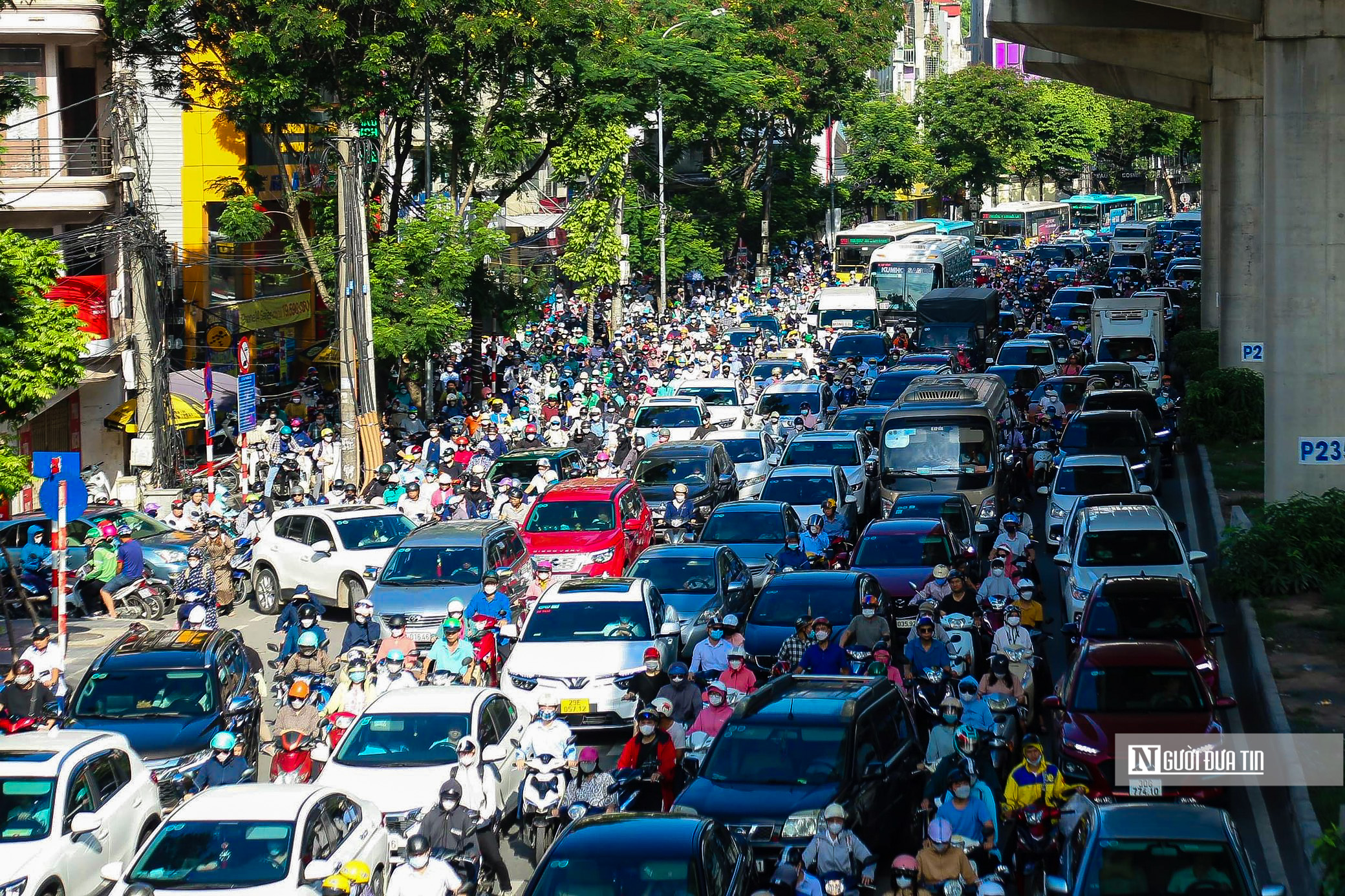 Dân sinh - Hà Nội: Hàng nghìn phương tiện nối đuôi nhau đi qua nút giao Mai Dịch (Hình 9).