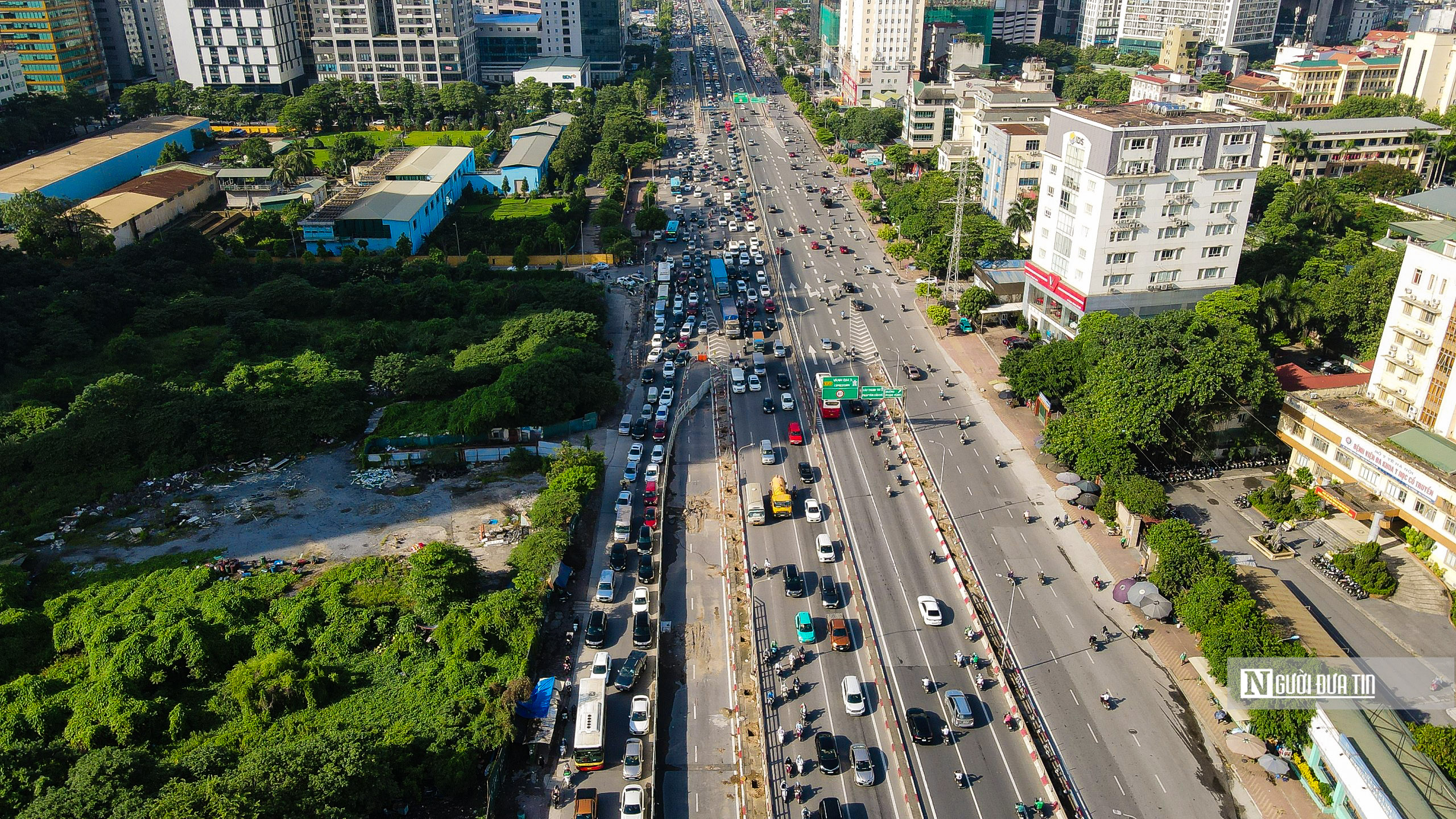 Dân sinh - Hà Nội: Hàng nghìn phương tiện nối đuôi nhau đi qua nút giao Mai Dịch (Hình 3).