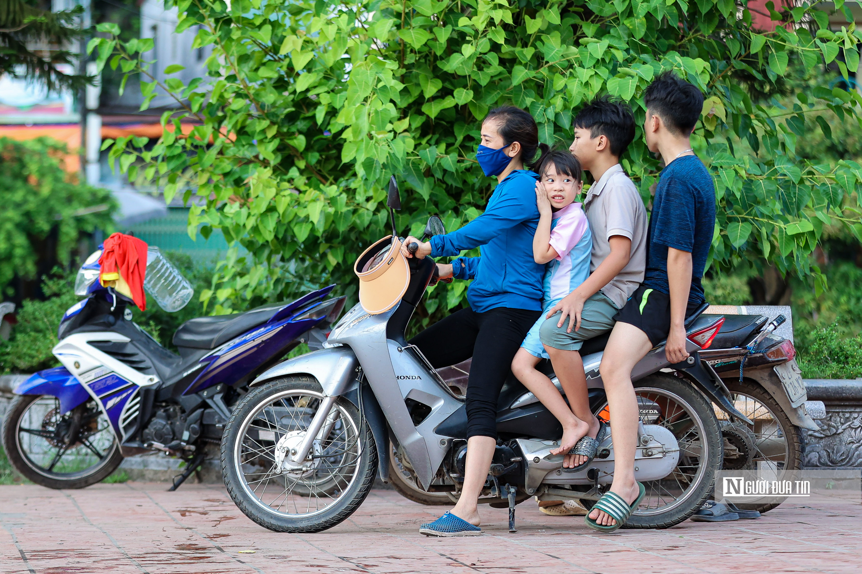 Dân sinh - Trẻ em Hà Nội thích thú khi 'giải nhiệt' tại hồ nước nghìn năm tuổi (Hình 2).