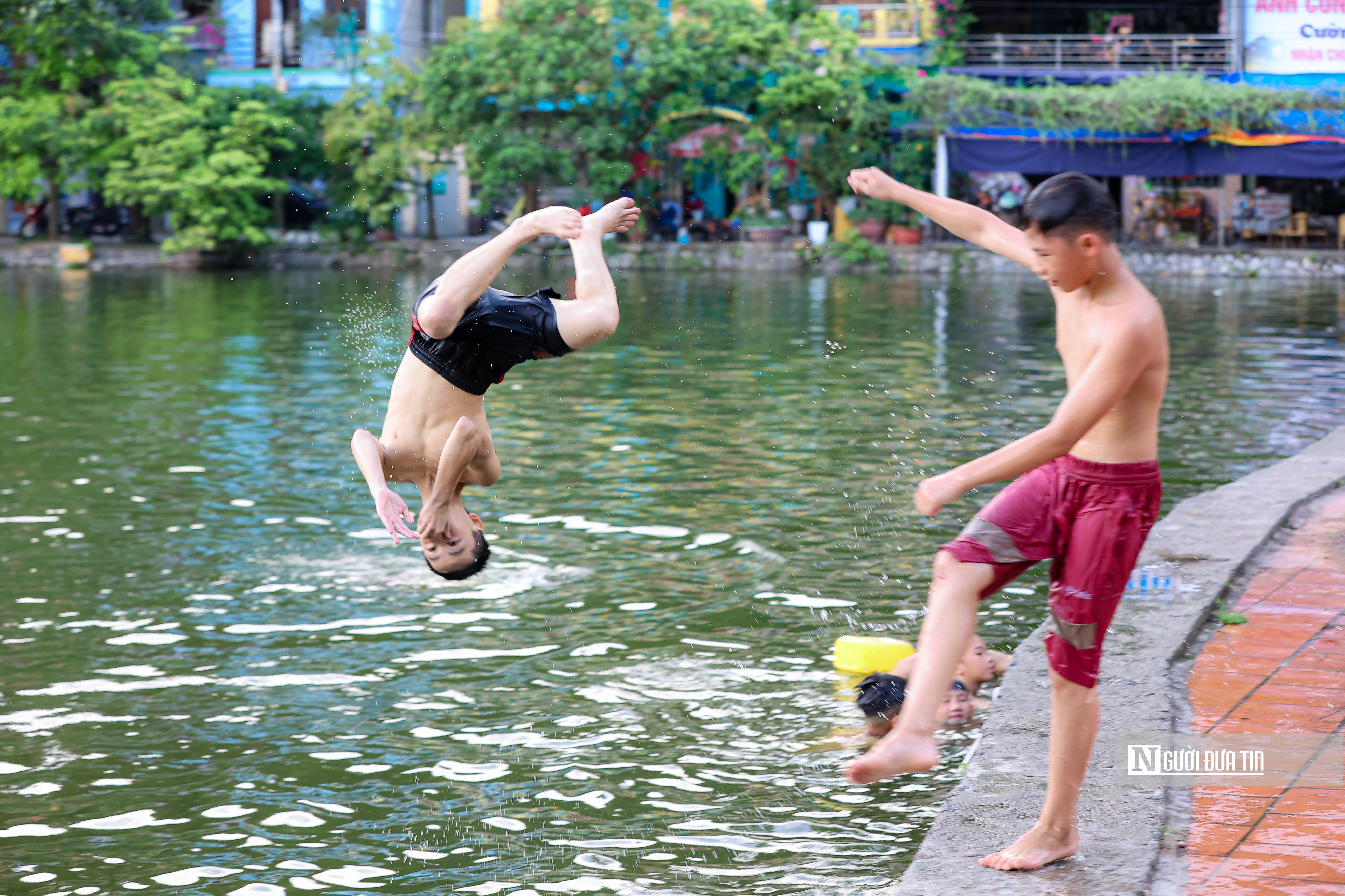 Dân sinh - Trẻ em Hà Nội thích thú khi 'giải nhiệt' tại hồ nước nghìn năm tuổi (Hình 11).