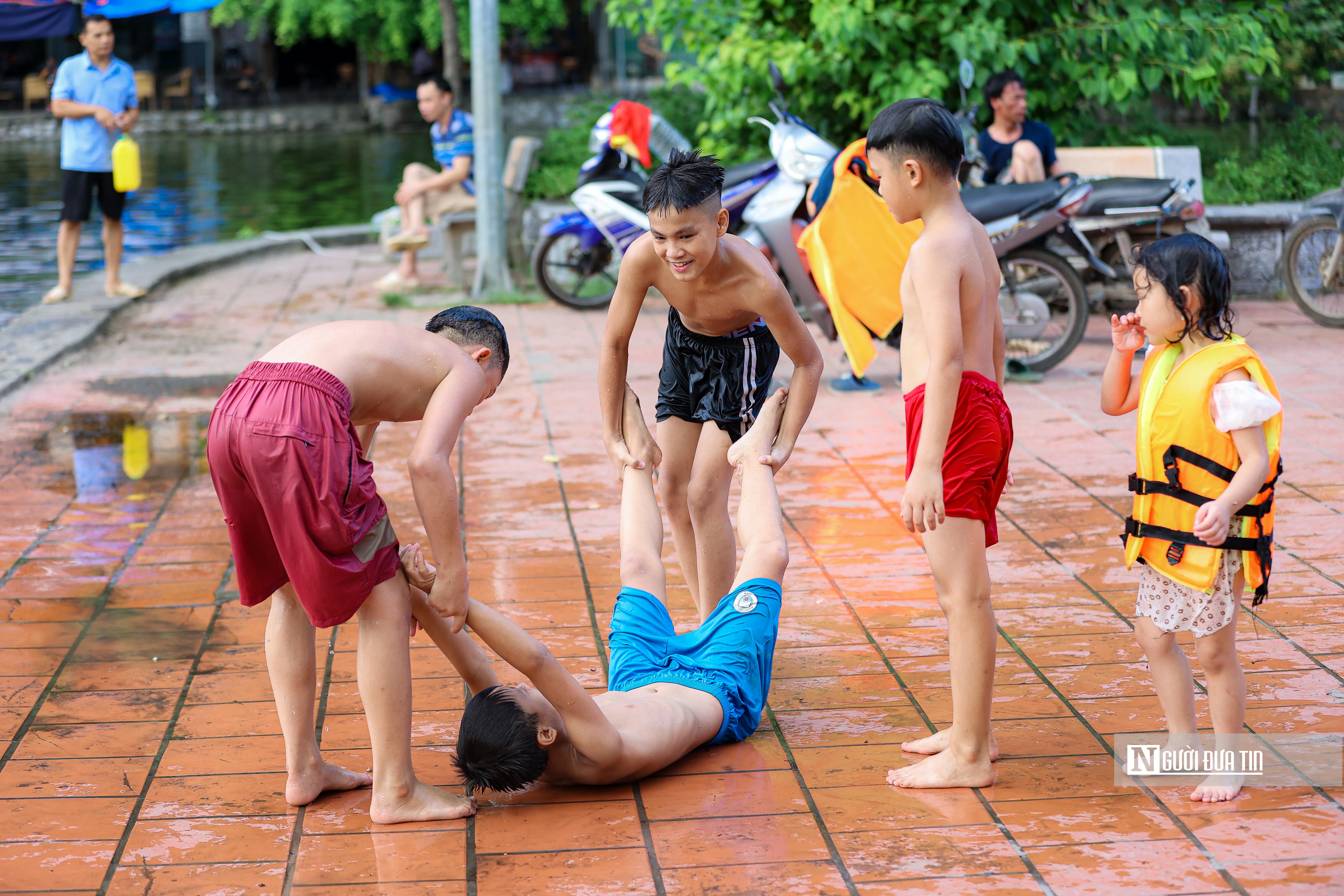 Dân sinh - Trẻ em Hà Nội thích thú khi 'giải nhiệt' tại hồ nước nghìn năm tuổi (Hình 9).