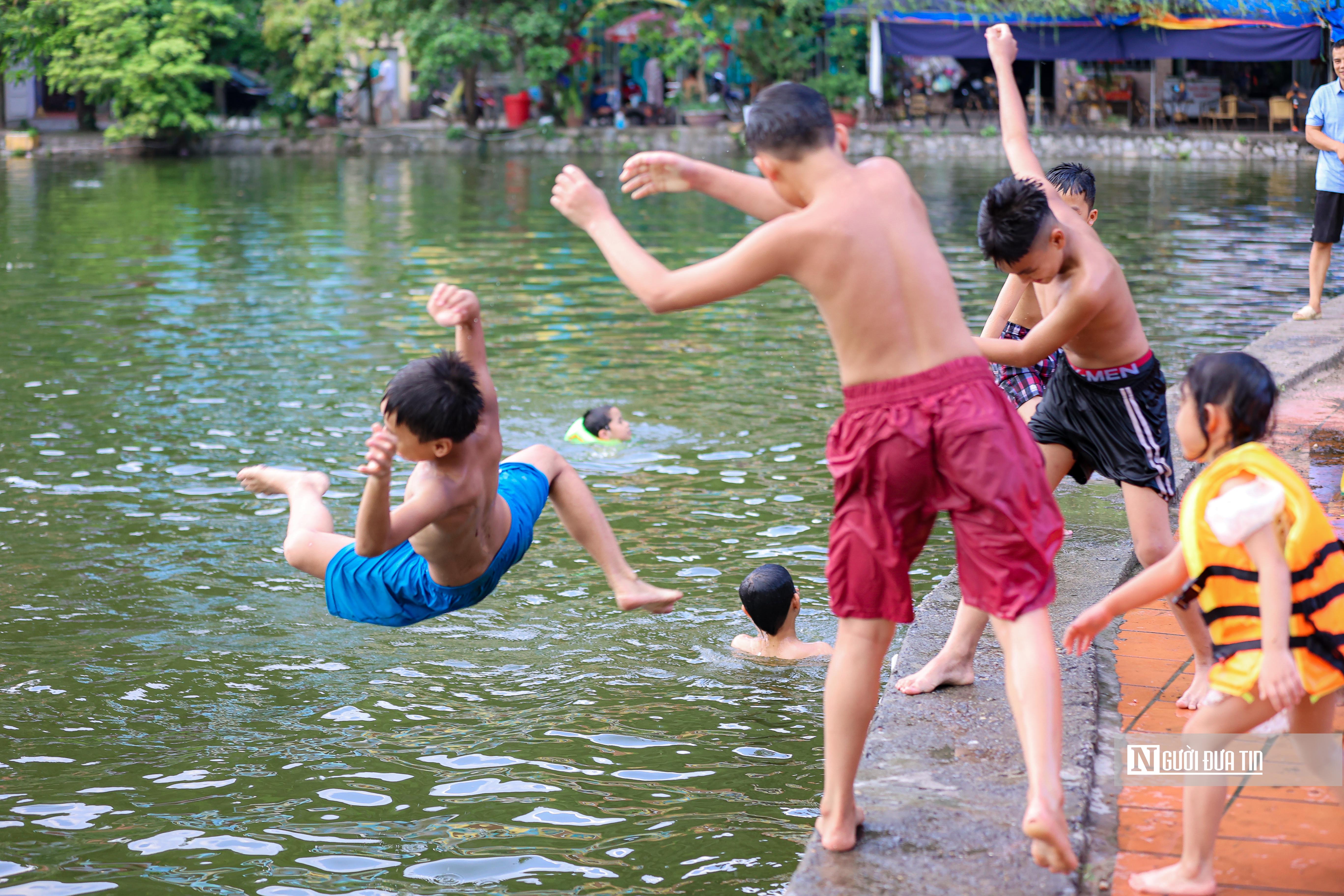 Dân sinh - Trẻ em Hà Nội thích thú khi 'giải nhiệt' tại hồ nước nghìn năm tuổi (Hình 10).