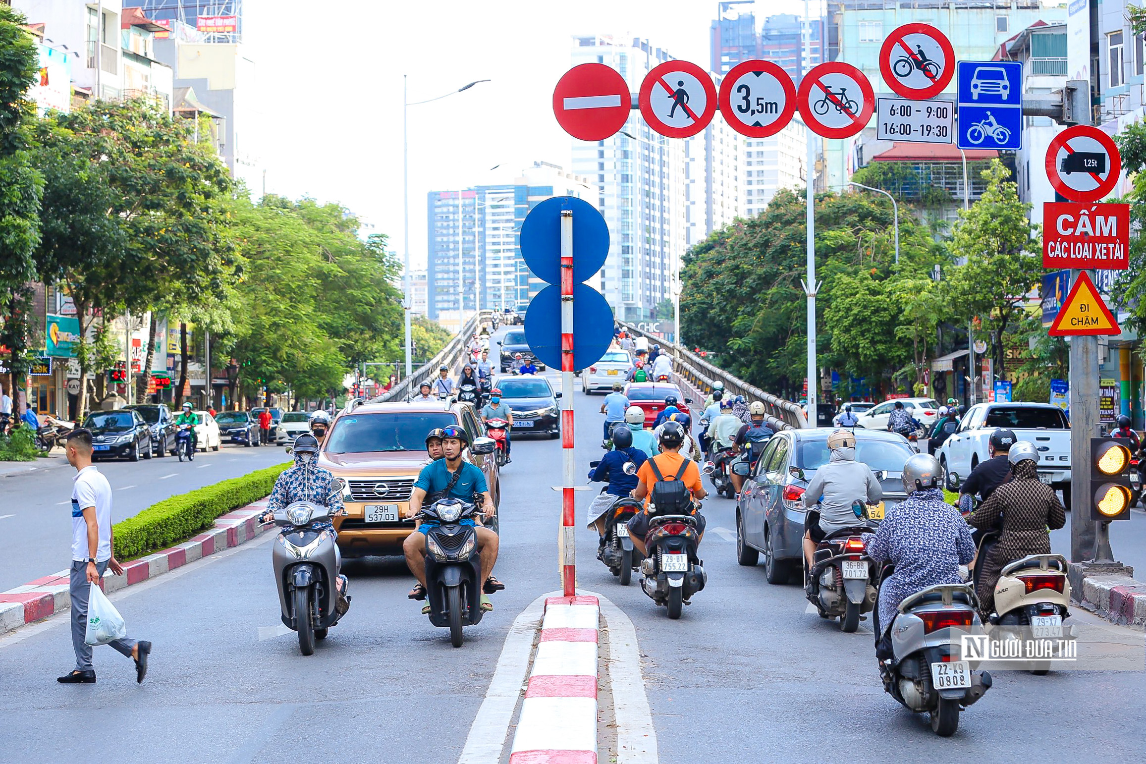 Dân sinh - Hà Nội: Xe máy nối đuôi nhau đi vào đường cấm giờ cao điểm (Hình 4).