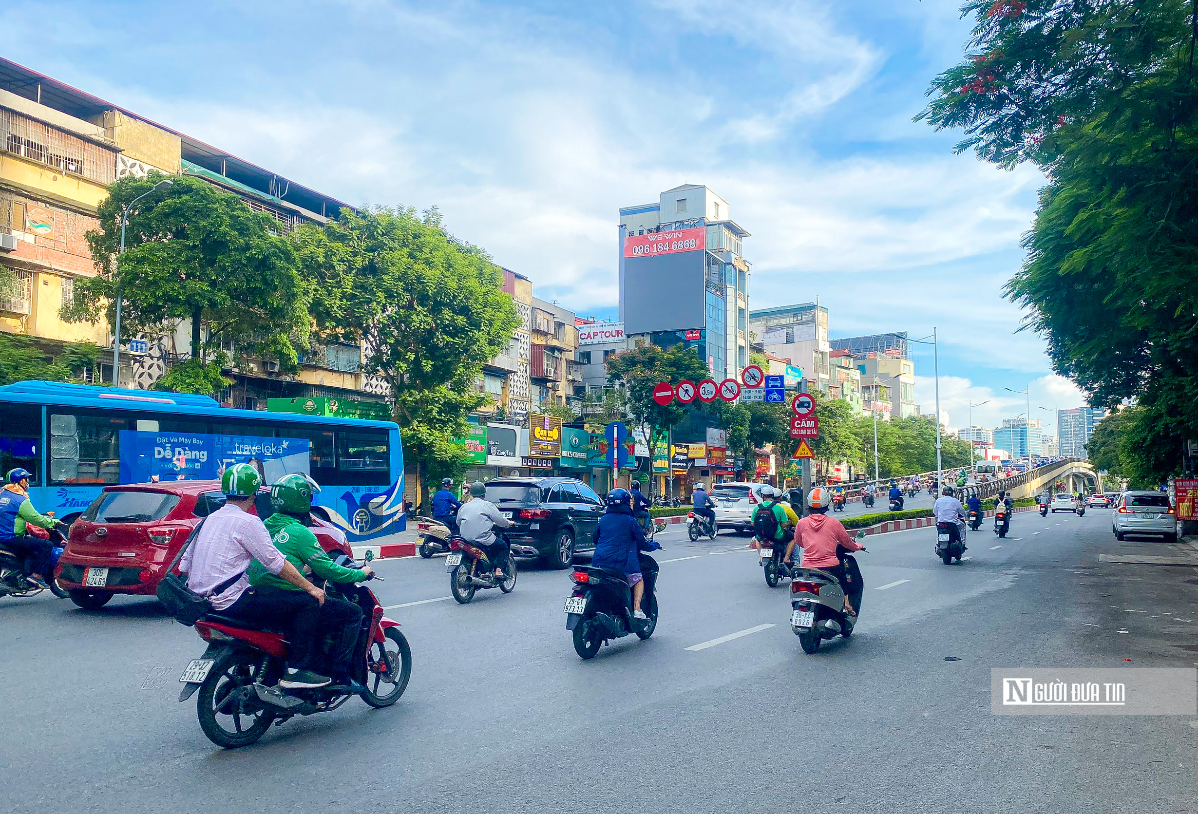 Dân sinh - Hà Nội: Xe máy nối đuôi nhau đi vào đường cấm giờ cao điểm