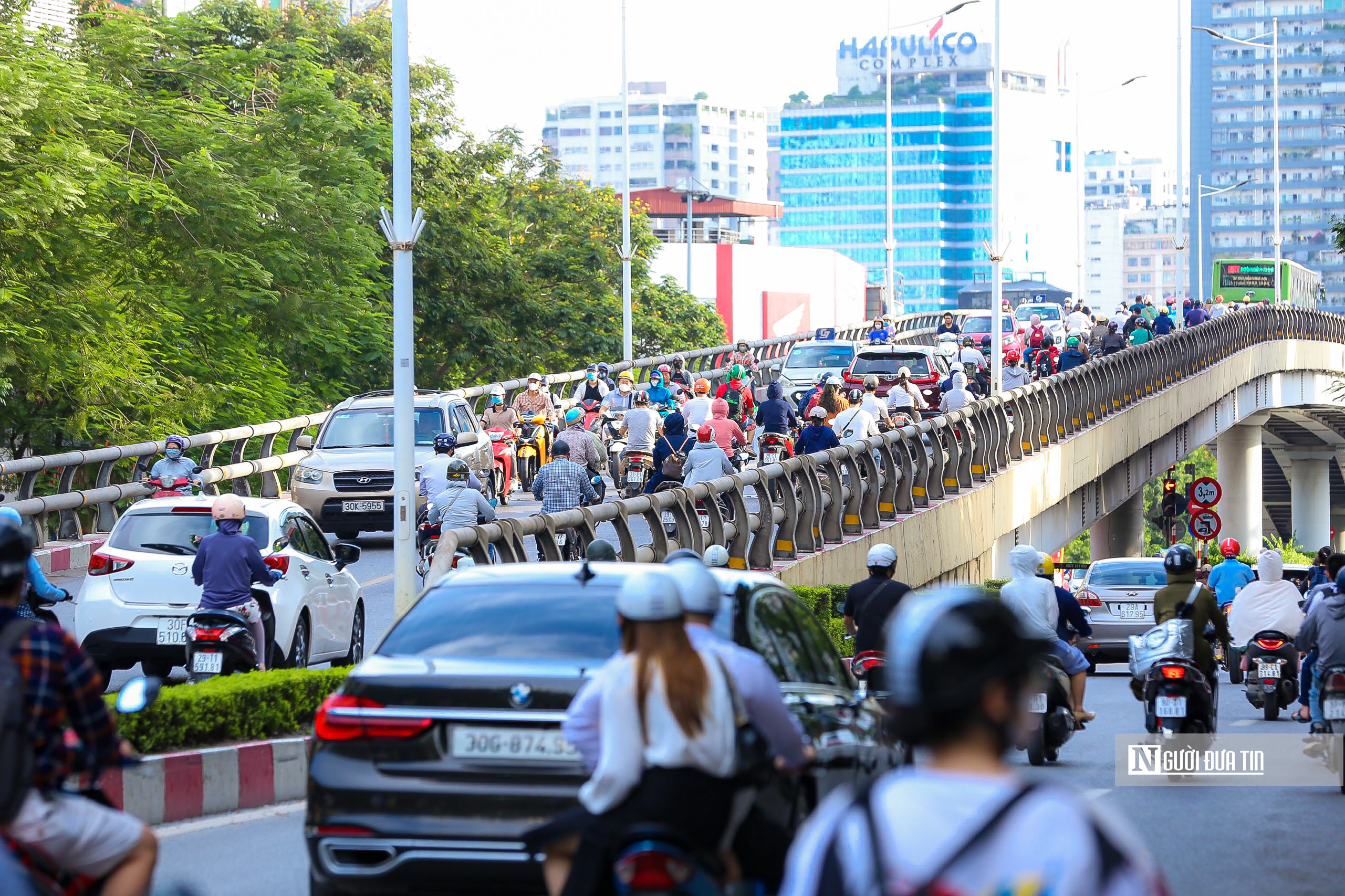 Dân sinh - Hà Nội: Xe máy nối đuôi nhau đi vào đường cấm giờ cao điểm (Hình 8).