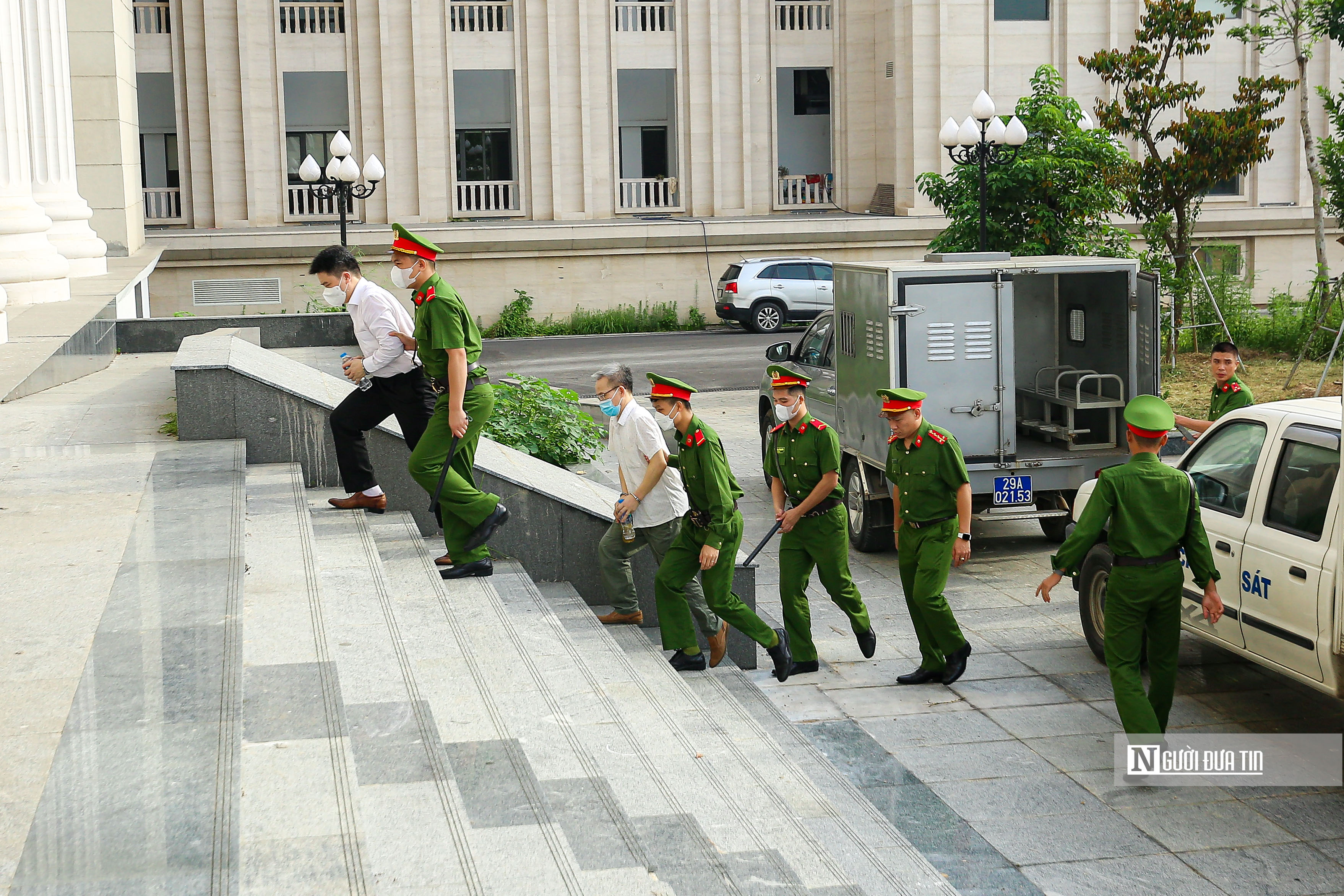 Hồ sơ điều tra - Chuyến bay giải cứu: Áp giải các bị cáo tới tòa để nghe đề nghị mức án (Hình 4).