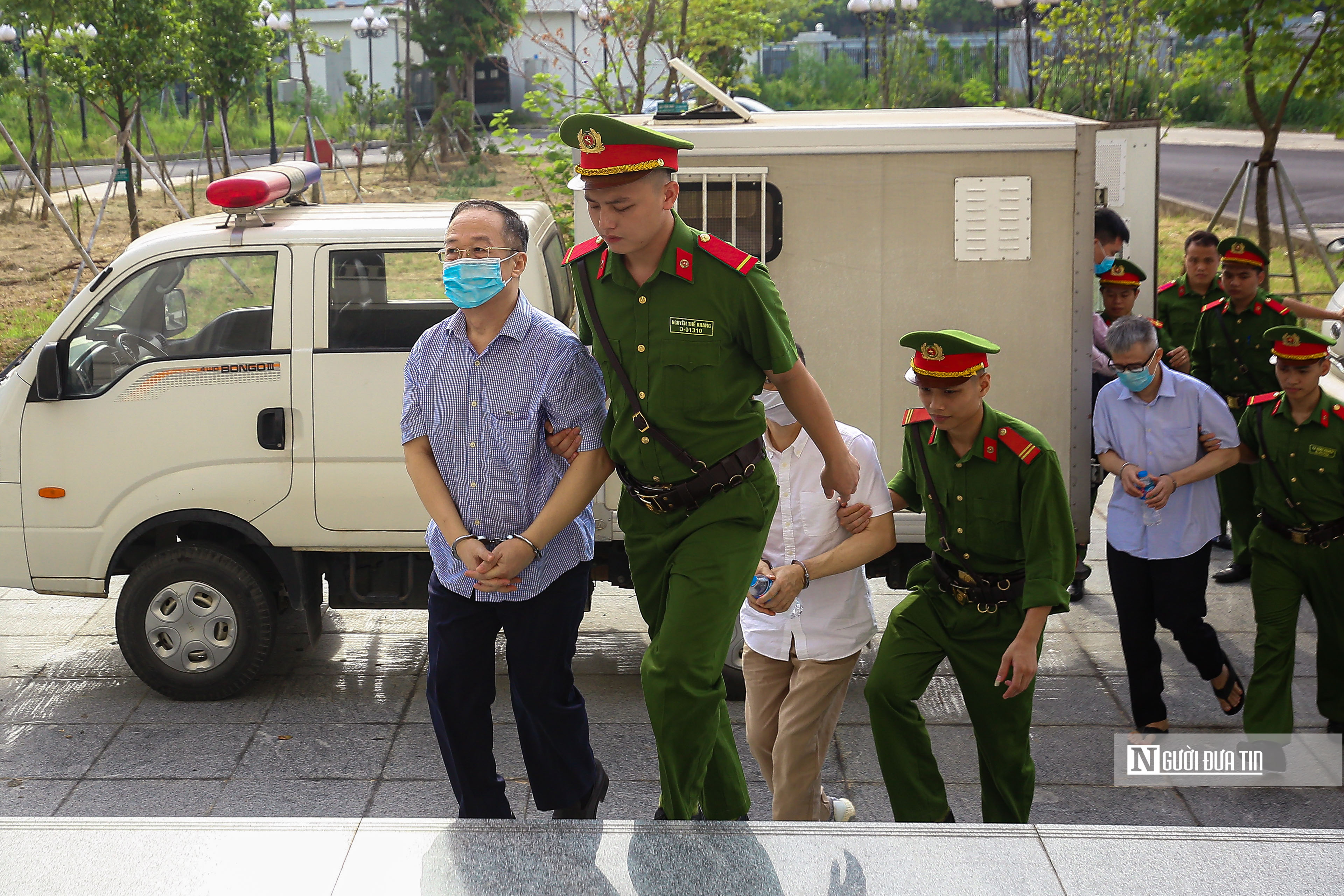 Hồ sơ điều tra - Chuyến bay giải cứu: Áp giải các bị cáo tới tòa để nghe đề nghị mức án (Hình 12).