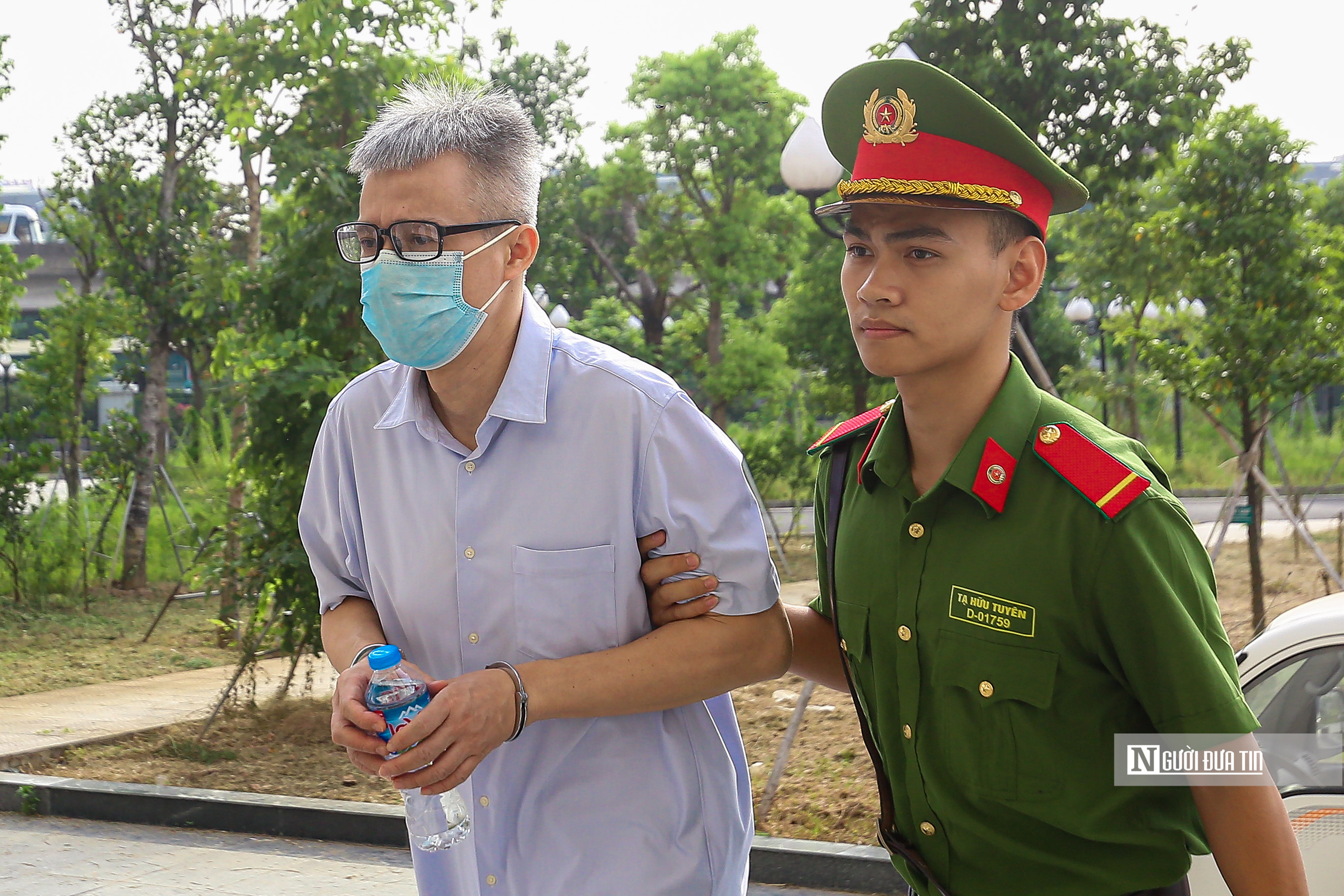 Hồ sơ điều tra - Chuyến bay giải cứu: Áp giải các bị cáo tới tòa để nghe đề nghị mức án (Hình 13).