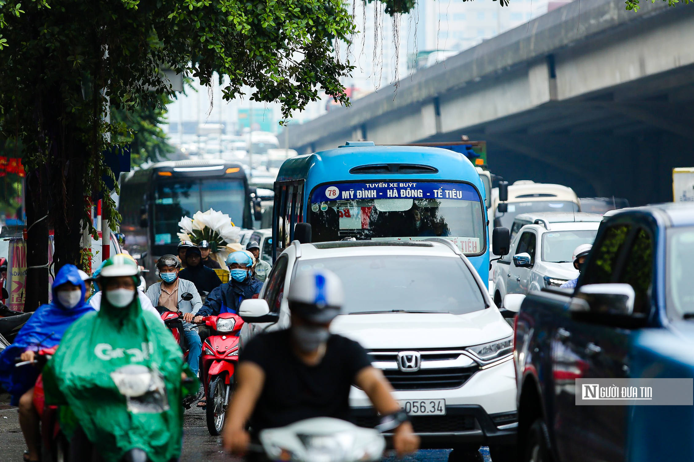 Dân sinh - Hà Nội: Cơn mưa kéo dài khiến giao thông ùn tắc mọi nẻo đường (Hình 8).