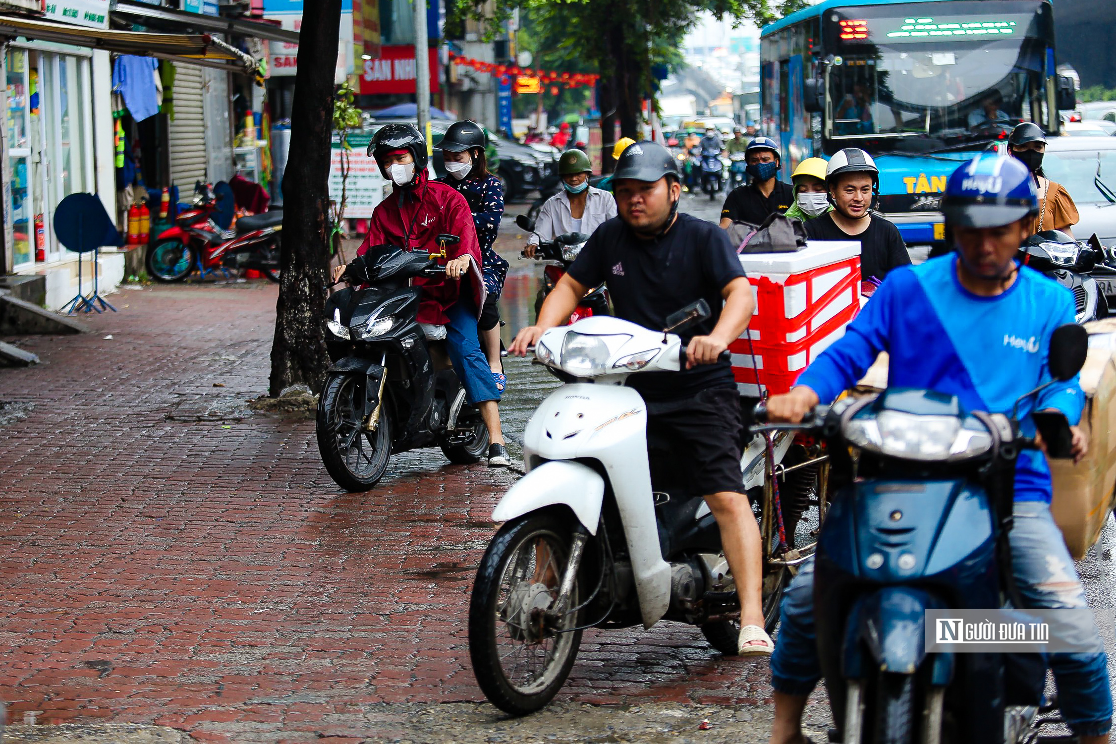 Dân sinh - Hà Nội: Cơn mưa kéo dài khiến giao thông ùn tắc mọi nẻo đường (Hình 10).