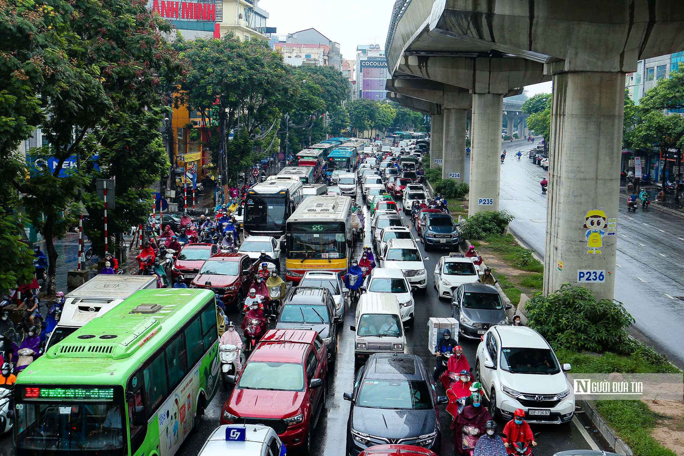 Dân sinh - Hà Nội: Cơn mưa kéo dài khiến giao thông ùn tắc mọi nẻo đường (Hình 5).