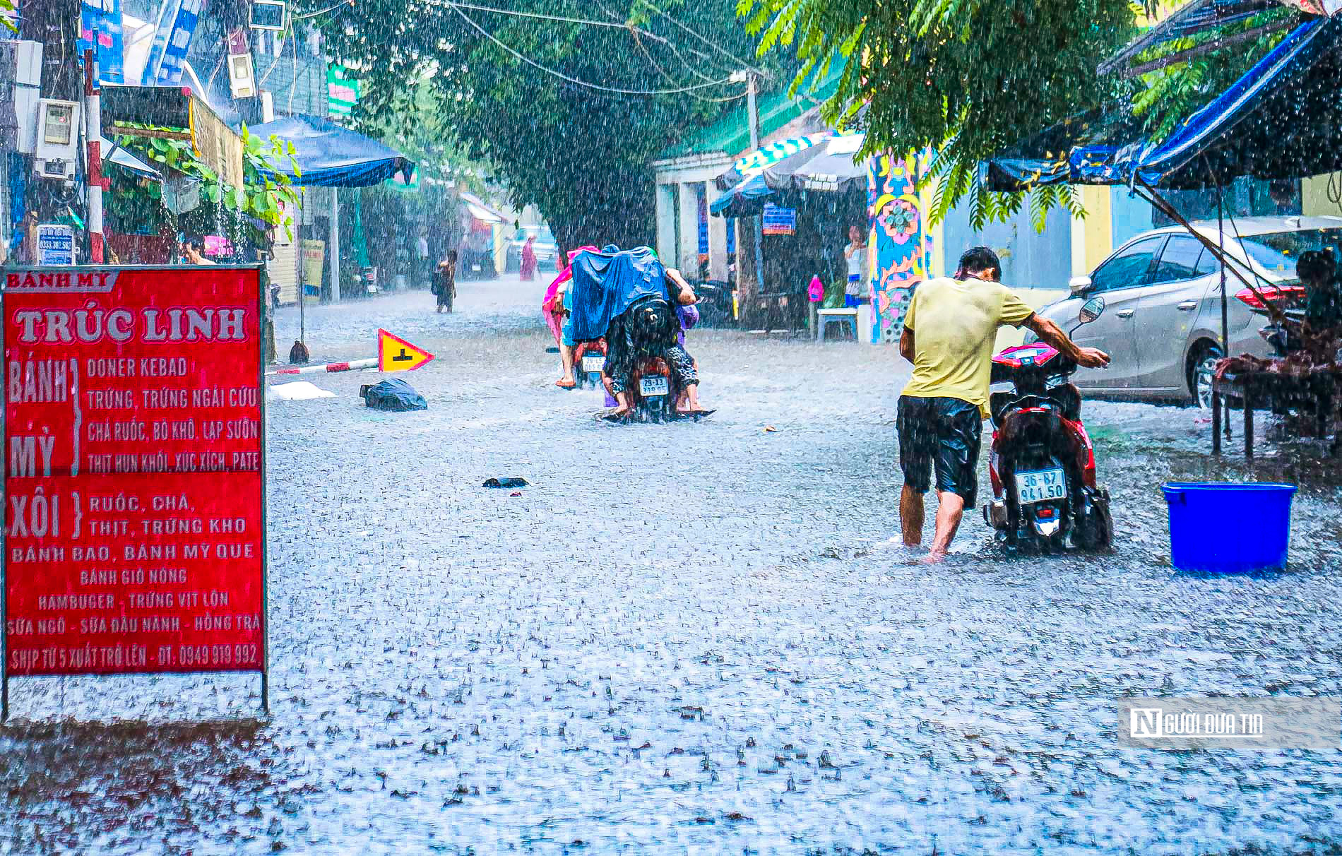 Dân sinh - Mưa lớn kéo dài, nhiều tuyến đường tại Hà Nội chìm trong biển nước (Hình 6).