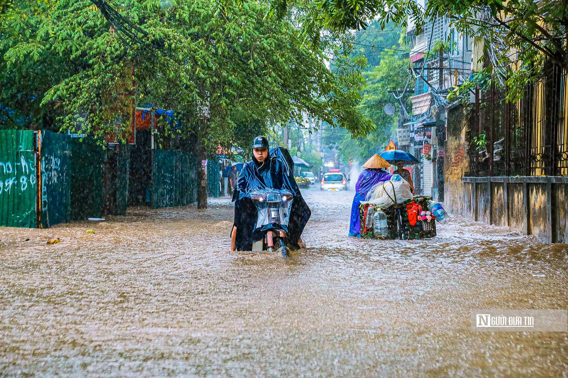 Dân sinh - Mưa lớn kéo dài, nhiều tuyến đường tại Hà Nội chìm trong biển nước (Hình 12).