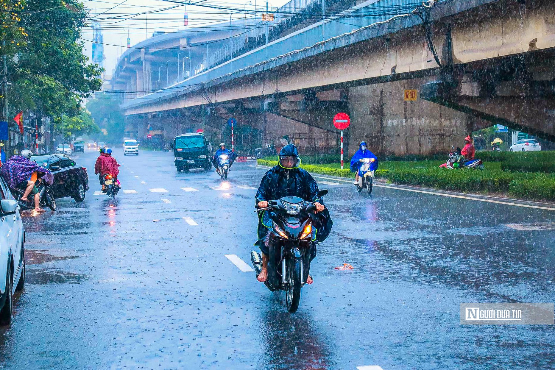 Dân sinh - Mưa lớn kéo dài, nhiều tuyến đường tại Hà Nội chìm trong biển nước