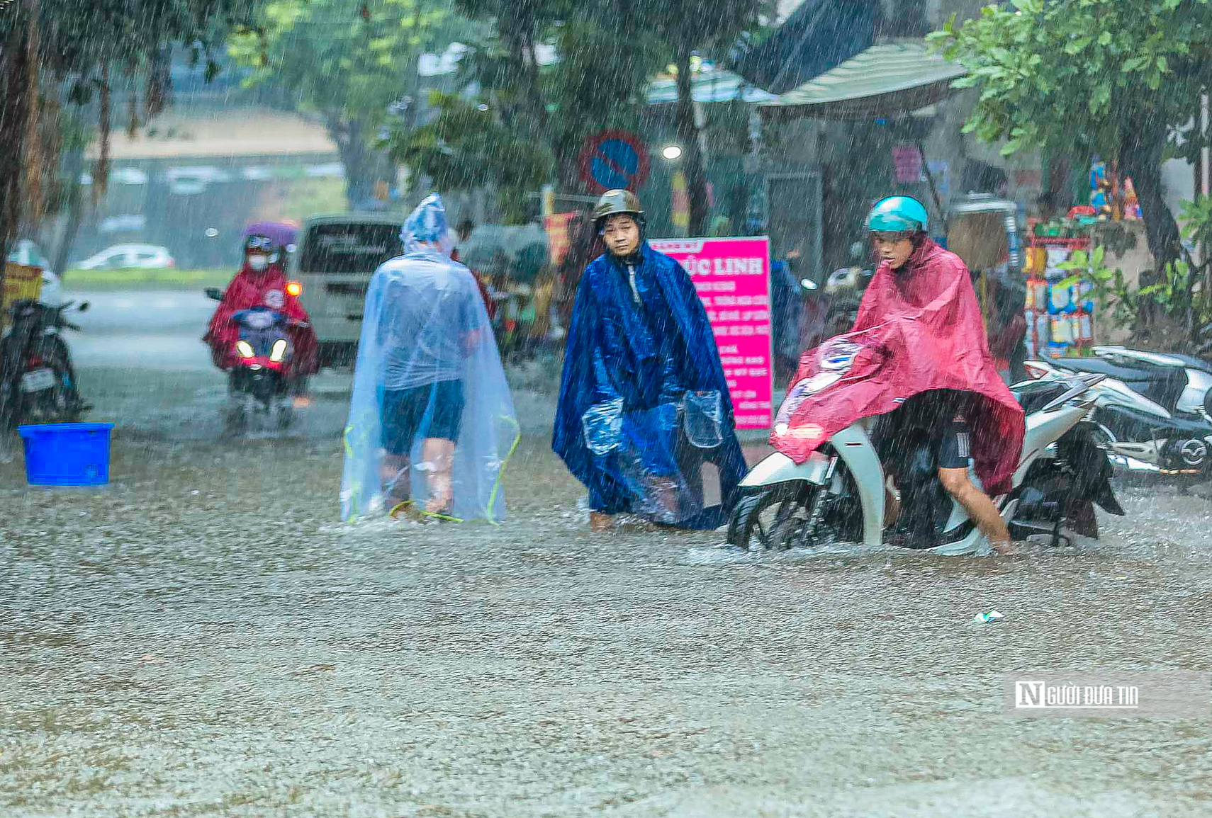 Dân sinh - Mưa lớn kéo dài, nhiều tuyến đường tại Hà Nội chìm trong biển nước (Hình 3).