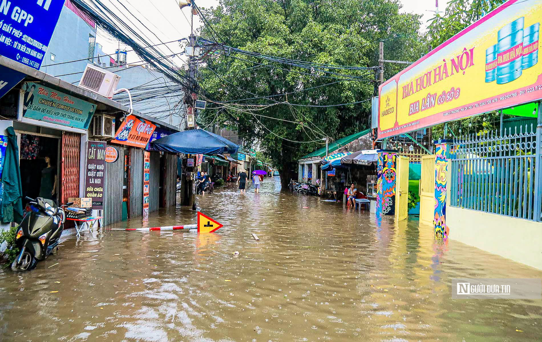 Dân sinh - Mưa lớn kéo dài, nhiều tuyến đường tại Hà Nội chìm trong biển nước (Hình 7).