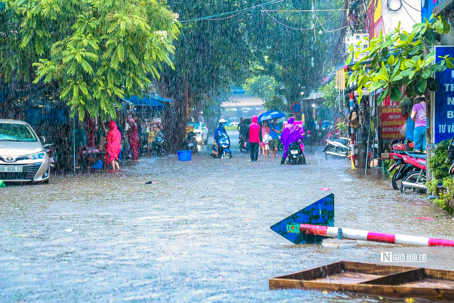 Dân sinh - Mưa lớn kéo dài, nhiều tuyến đường tại Hà Nội chìm trong biển nước (Hình 4).