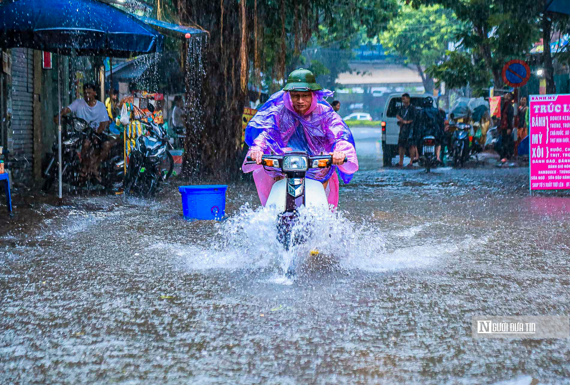 Dân sinh - Mưa lớn kéo dài, nhiều tuyến đường tại Hà Nội chìm trong biển nước (Hình 2).