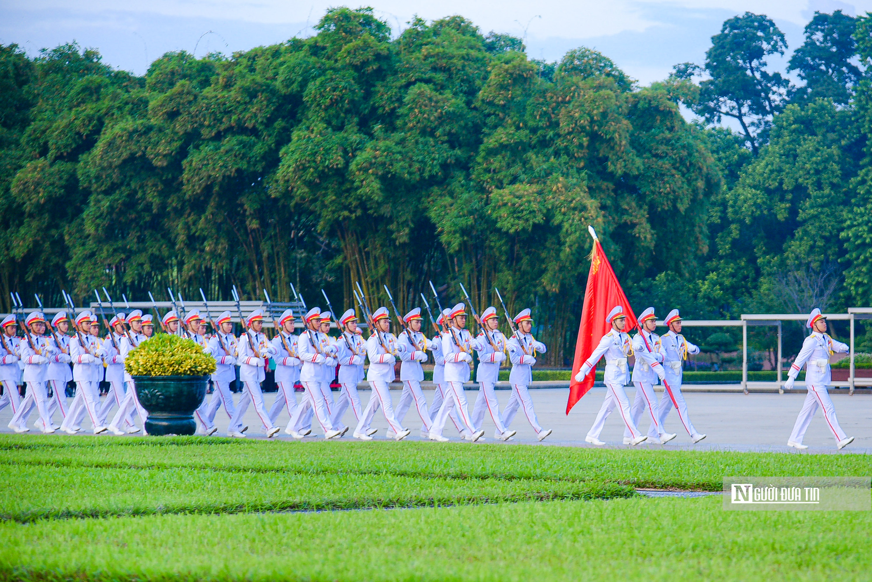 Sự kiện - Hà Nội: Hàng nghìn người xem Lễ Chào cờ tại Quảng trường Ba Đình (Hình 6).