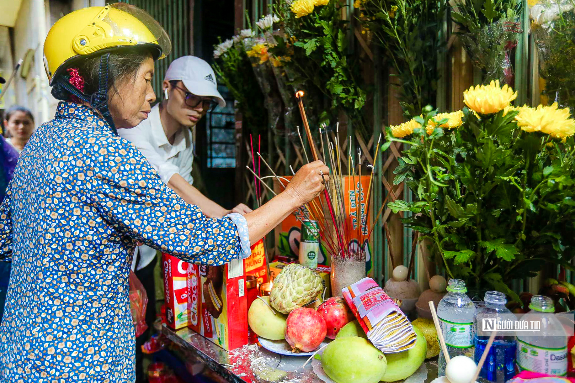 Sự kiện - Người dân thắp hương tưởng nhớ các nạn nhân trong vụ cháy chung cư mini (Hình 8).