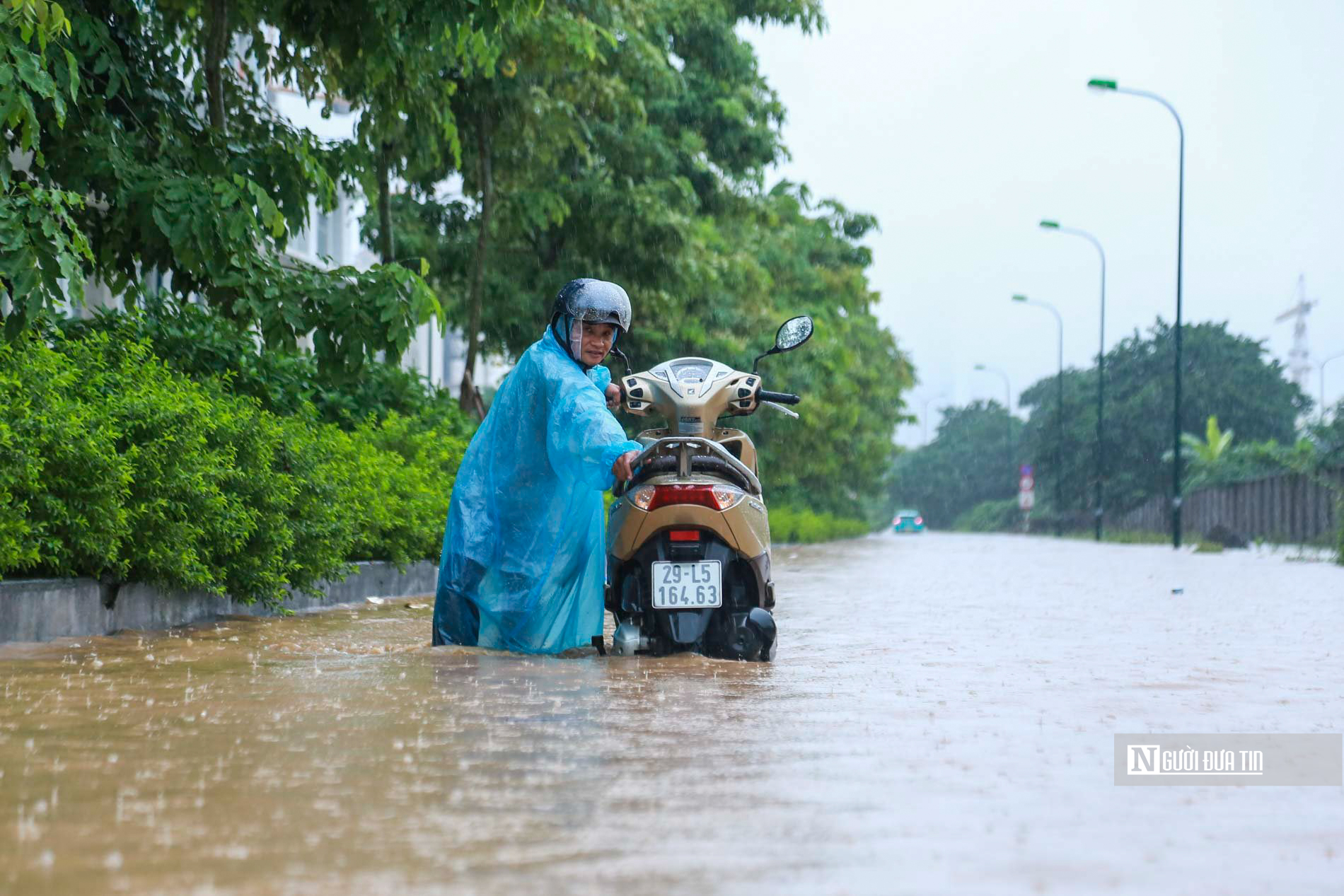 Dân sinh - Hà Nội: Mưa lớn kéo dài, nhiều tuyến phố tê liệt (Hình 5).