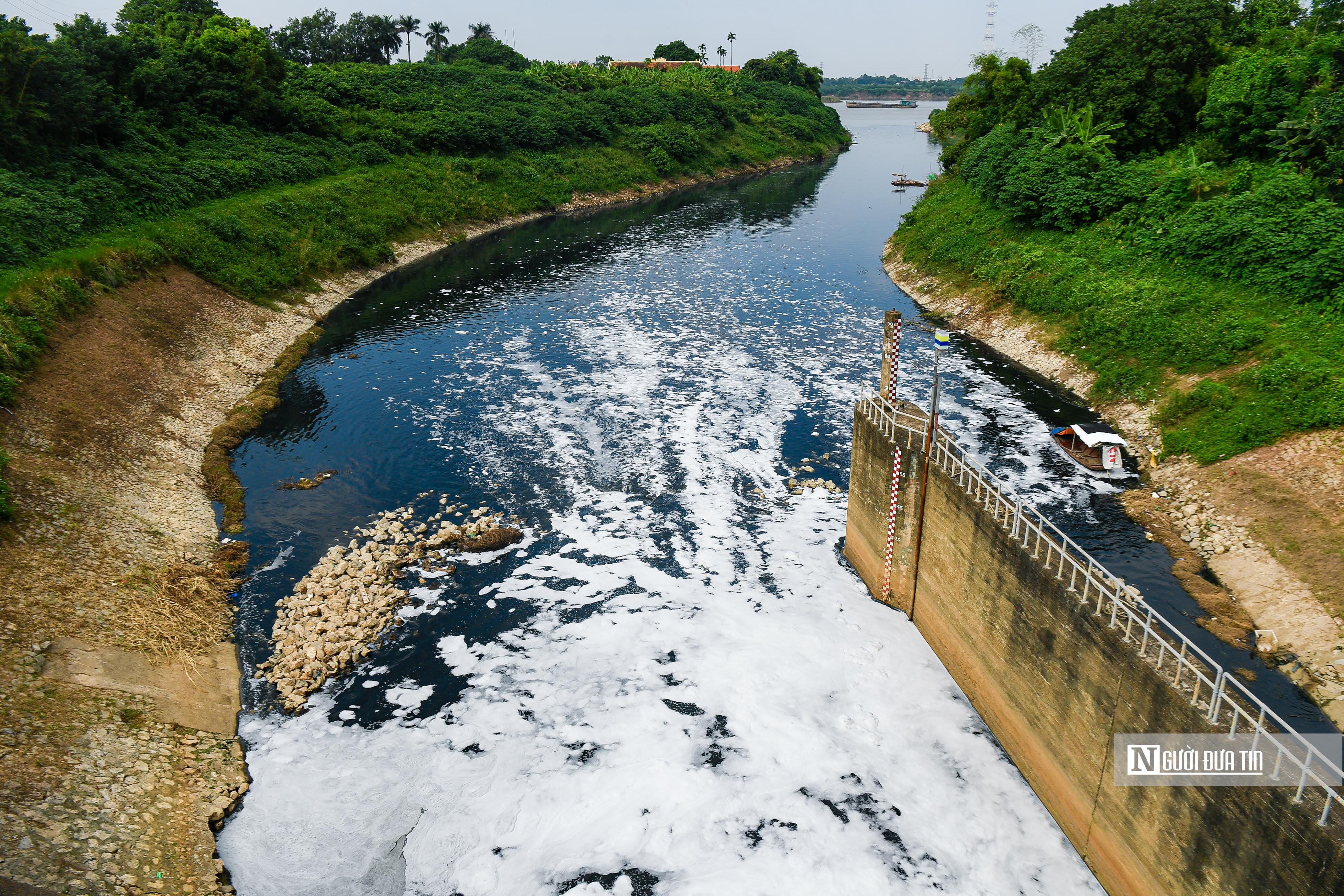 Dân sinh - Nước sông Nhuệ ô nhiễm trầm trọng, chảy ngược ra sông Hồng  (Hình 7).