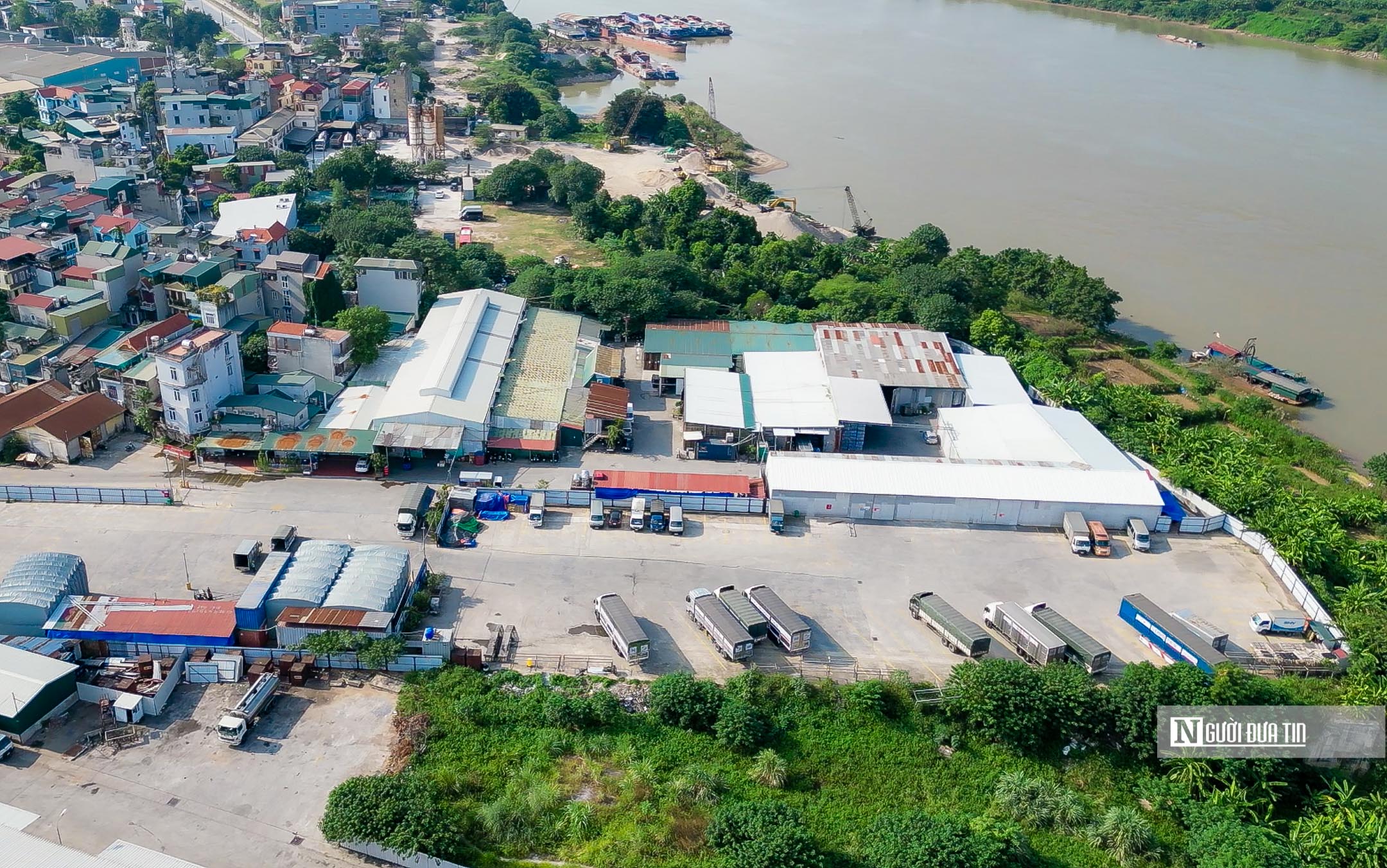 Bất động sản - Hà Nội: Loạt nhà xưởng, sân bóng, bãi tập xe 'mọc' trên đất ven sông (Hình 9).