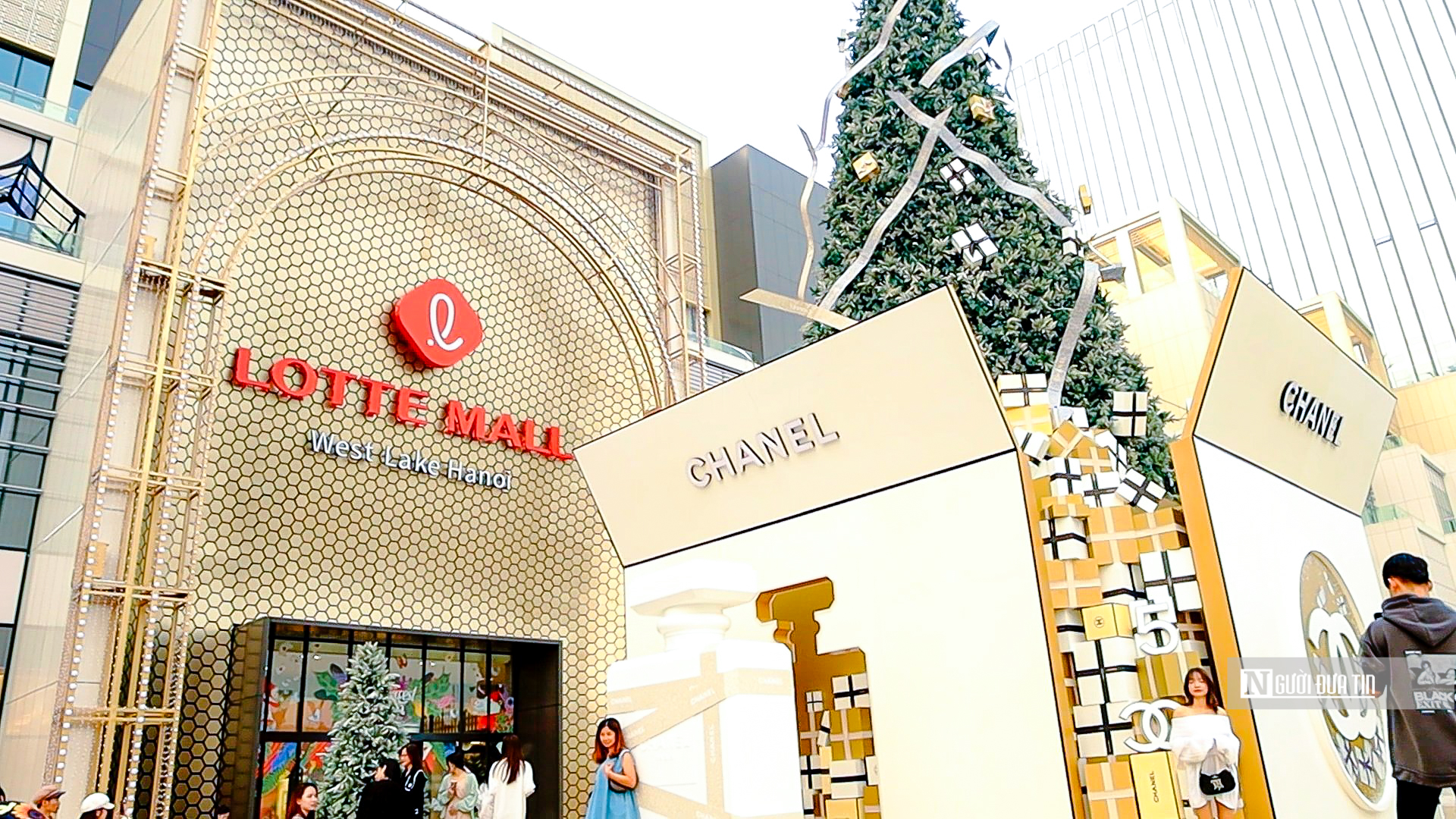 Dân sinh - Trung tâm thương mại Hà Nội trang hoàng rực rỡ đón Giáng Sinh (Hình 2).