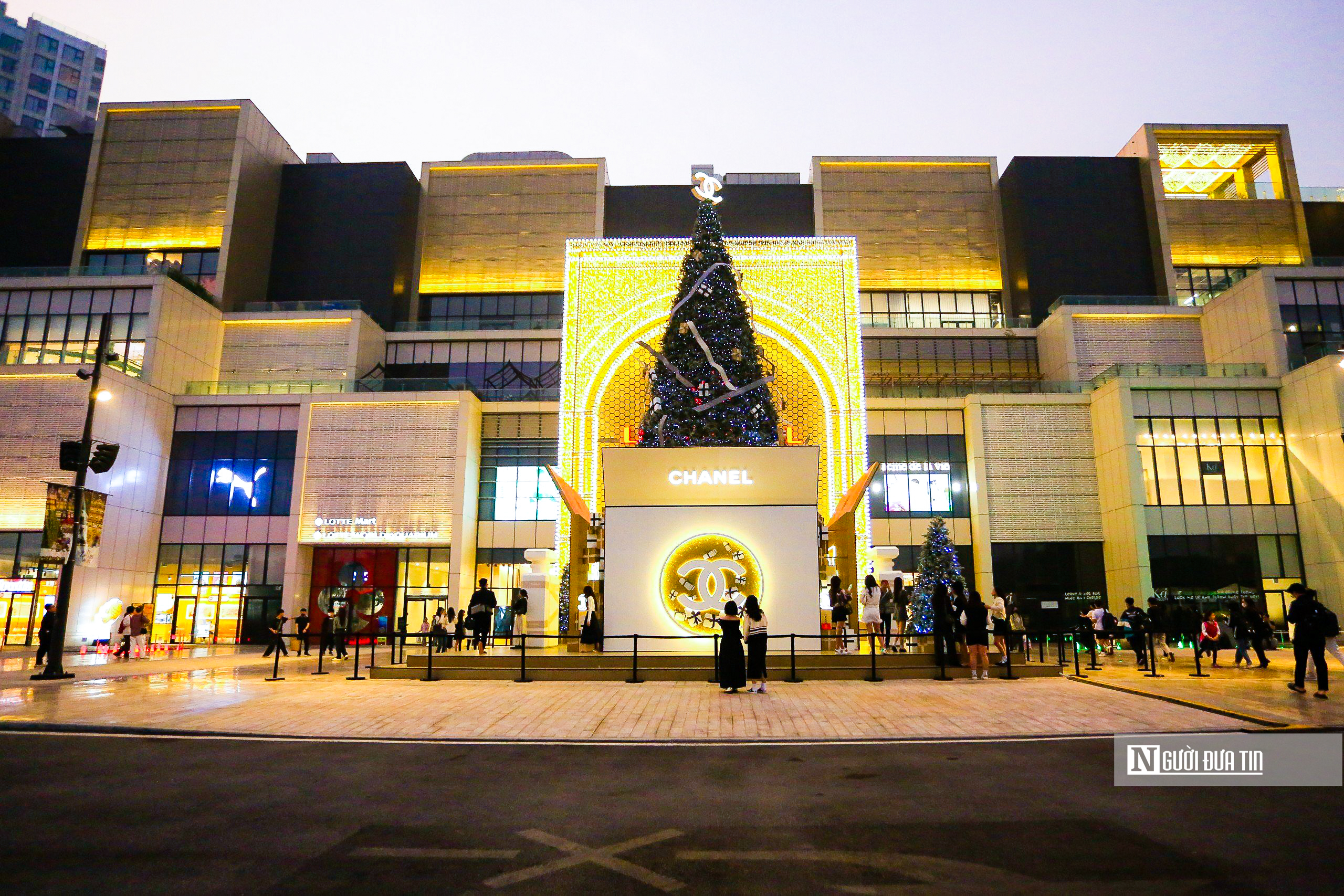 Dân sinh - Trung tâm thương mại Hà Nội trang hoàng rực rỡ đón Giáng Sinh (Hình 3).