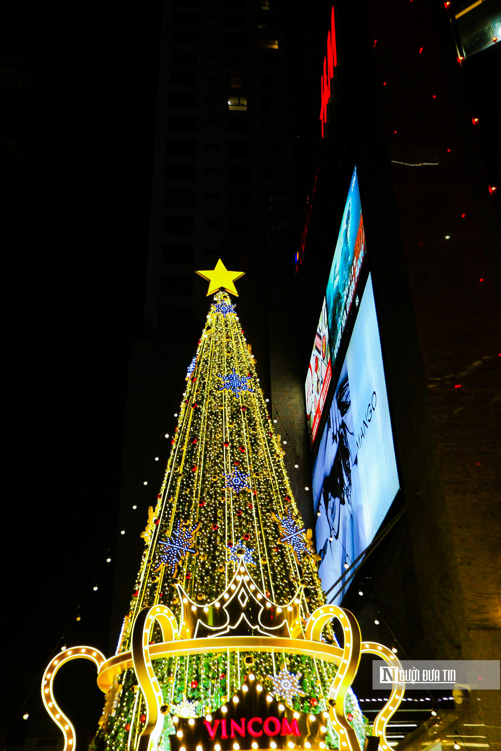Dân sinh - Trung tâm thương mại Hà Nội trang hoàng rực rỡ đón Giáng Sinh (Hình 8).