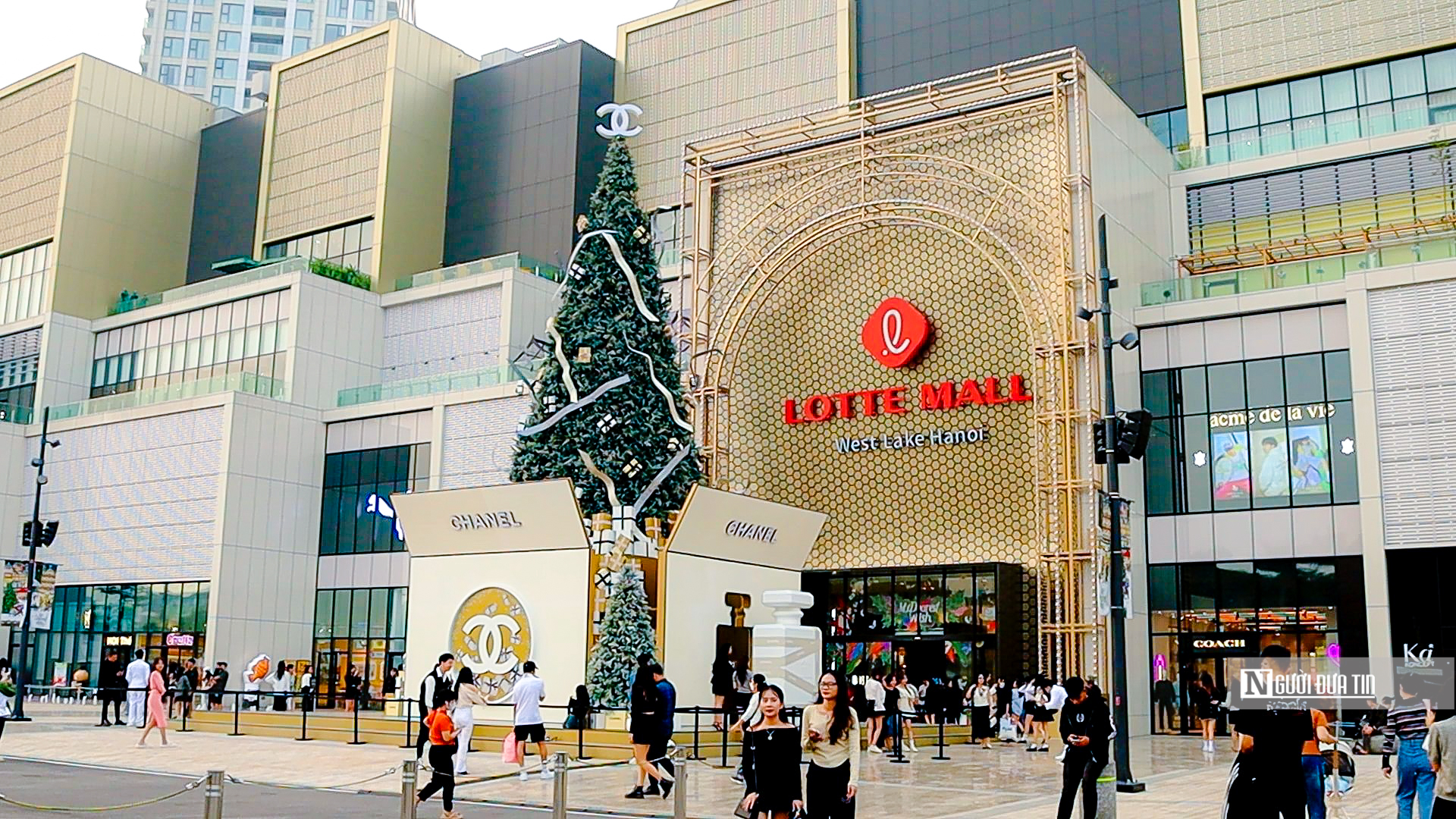 Dân sinh - Trung tâm thương mại Hà Nội trang hoàng rực rỡ đón Giáng Sinh