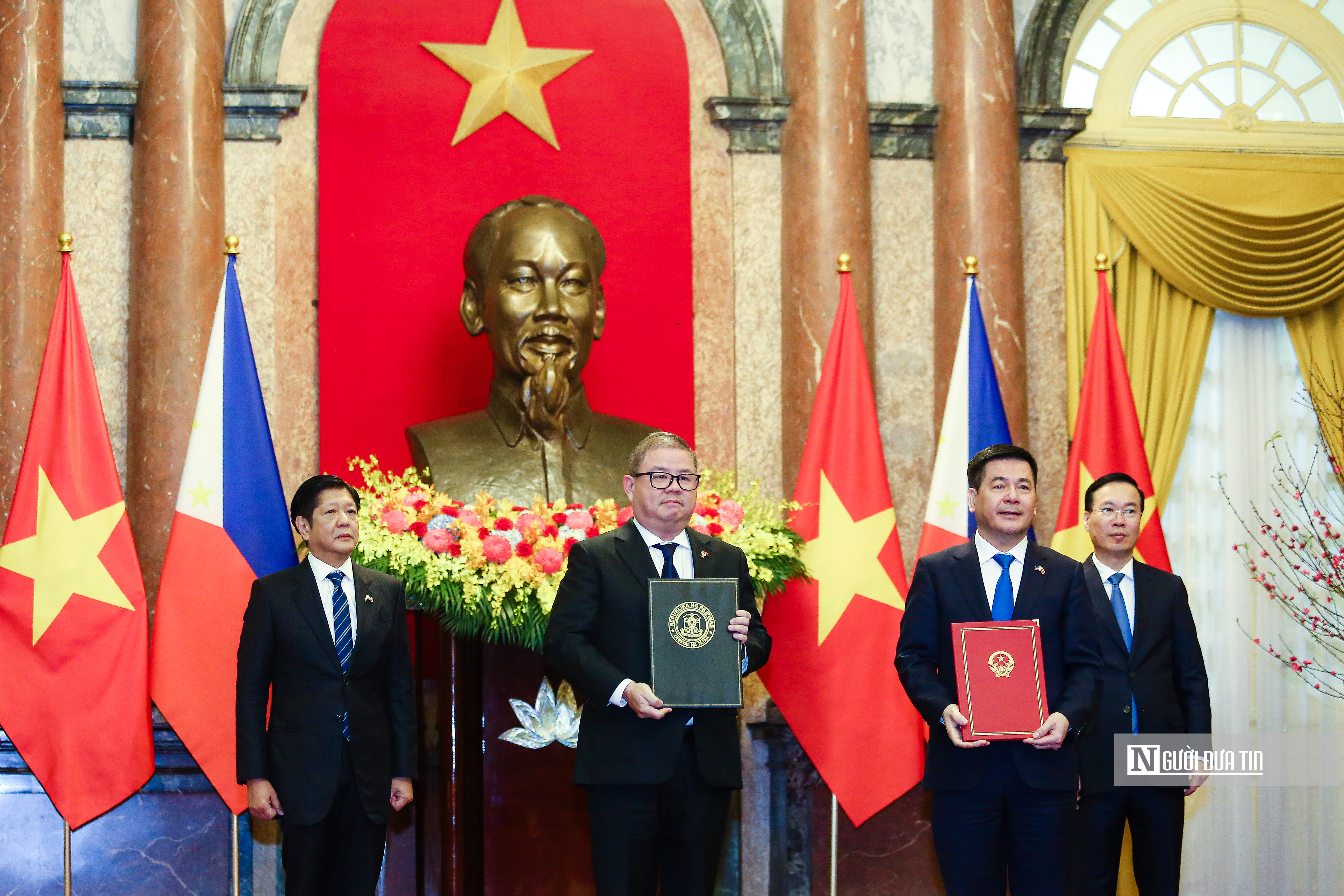 Tiêu điểm - Bắn 21 phát đại bác chào mừng Tổng thống Philippines thăm Việt Nam (Hình 13).