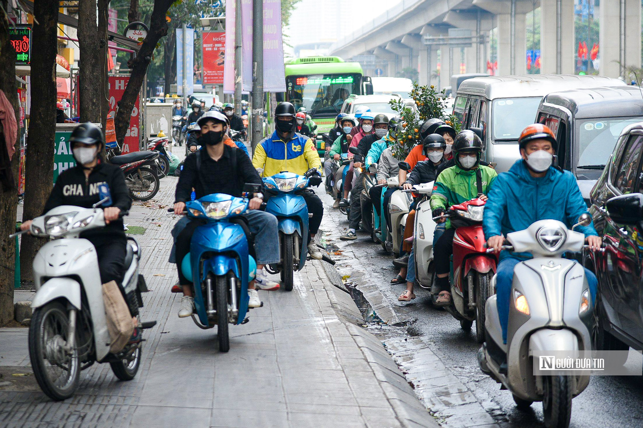 Dân sinh - Hà Nội: Giao thông những ngày cận Tết đông nghịt (Hình 4).