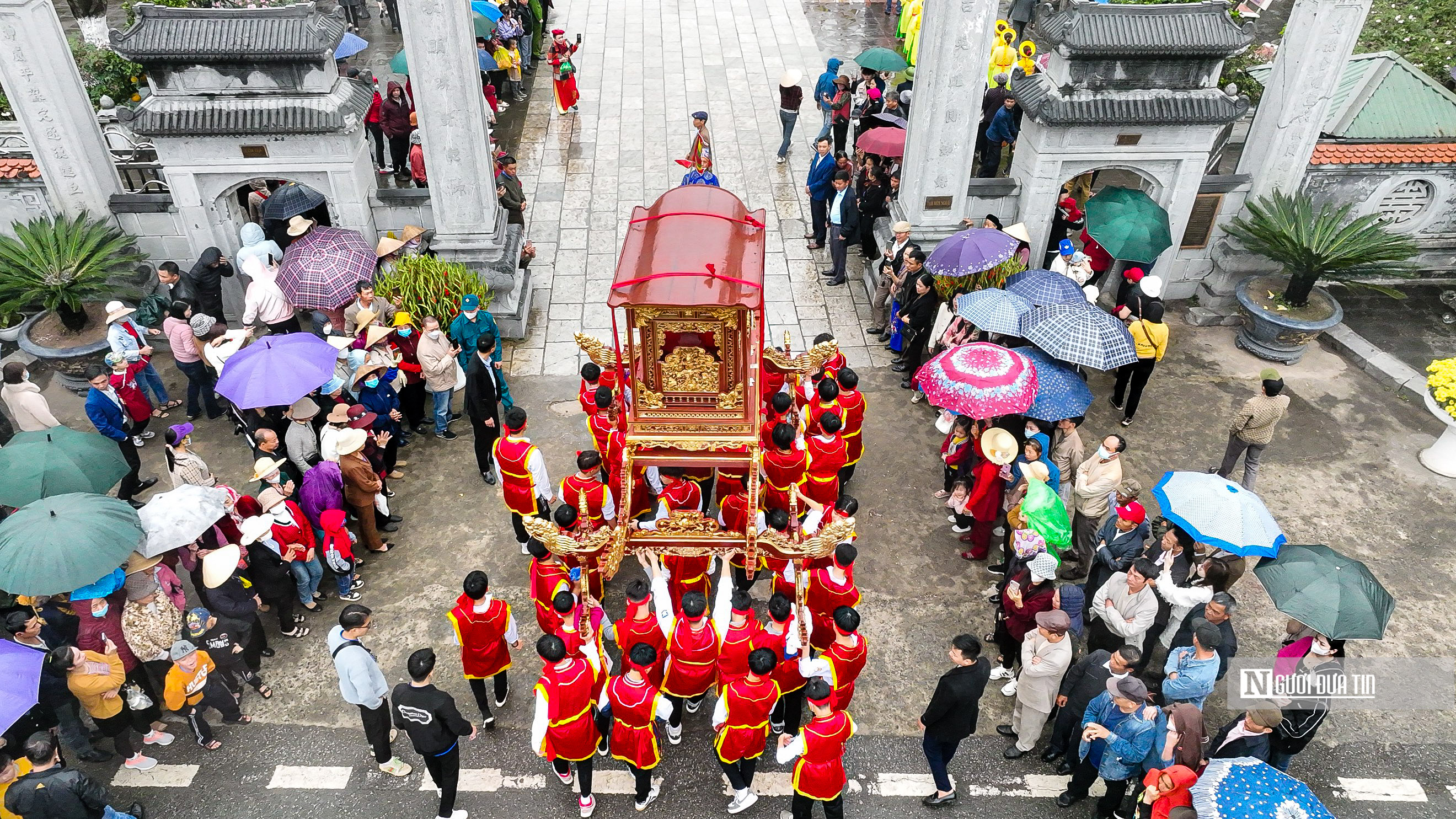 Sự kiện - Hàng vạn người dân dự lễ rước kiệu trong Lễ hội đền Hai Bà Trưng (Hình 5).