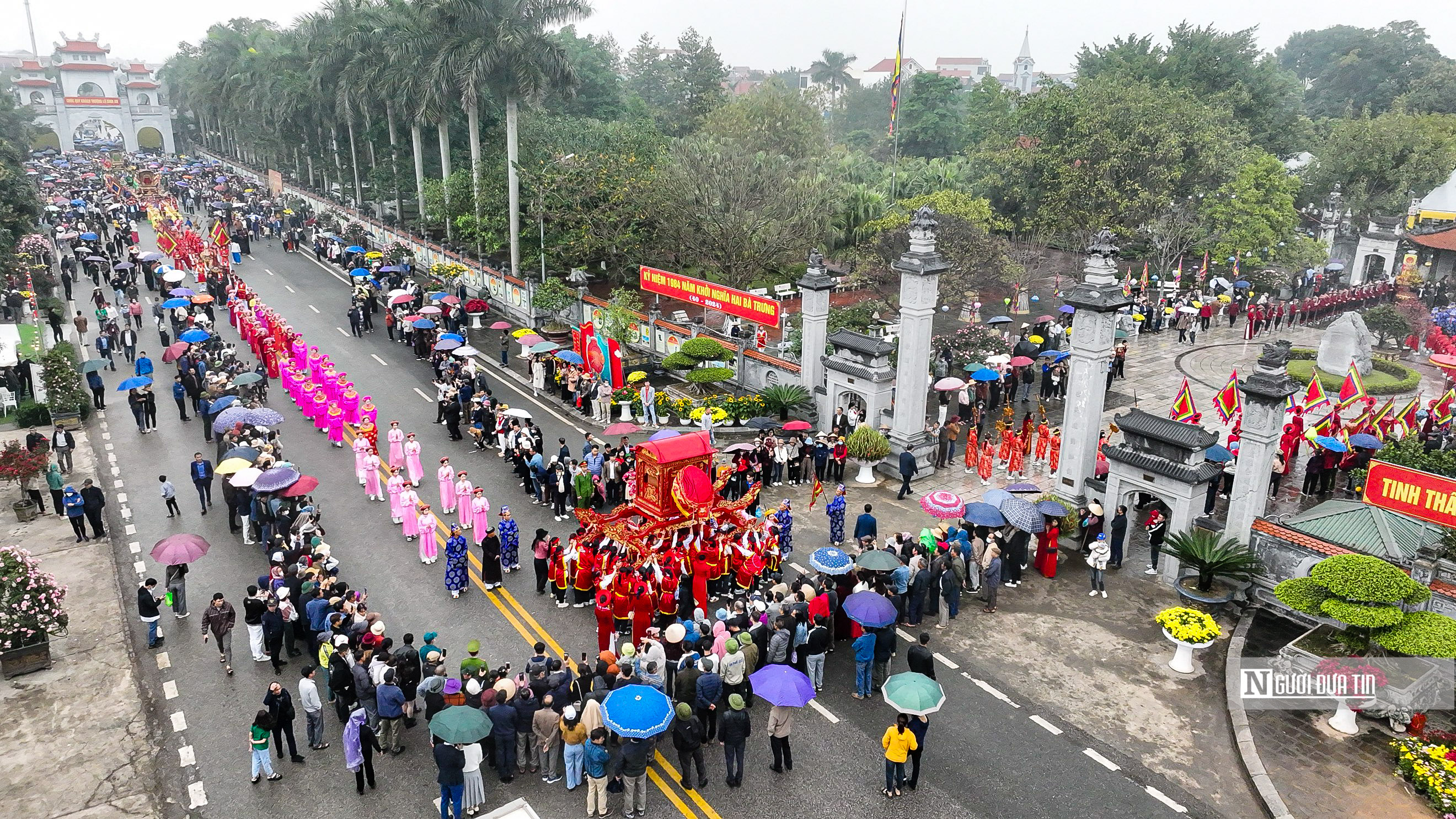 Sự kiện - Hàng vạn người dân dự lễ rước kiệu trong Lễ hội đền Hai Bà Trưng (Hình 3).