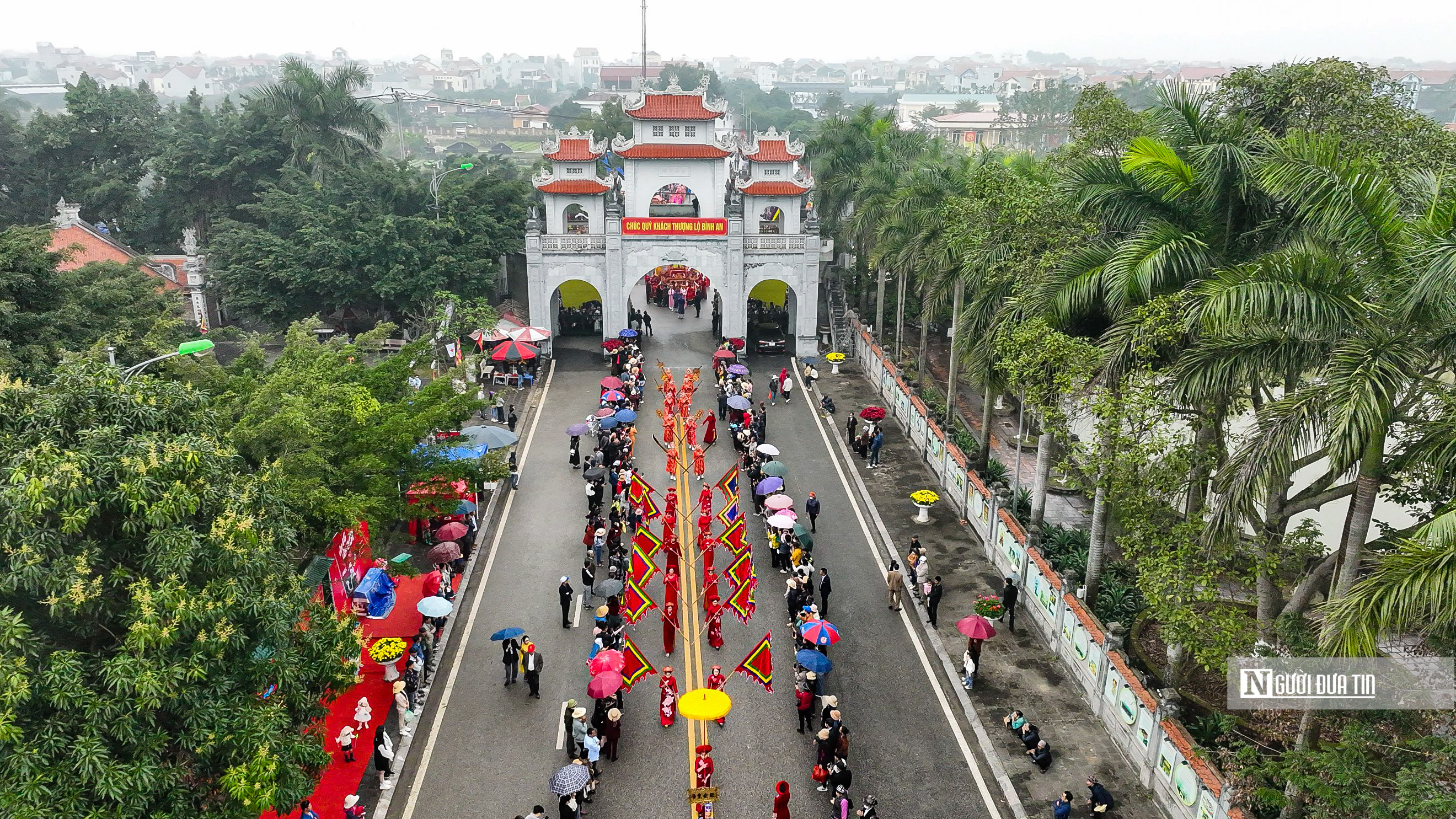 Sự kiện - Hàng vạn người dân dự lễ rước kiệu trong Lễ hội đền Hai Bà Trưng