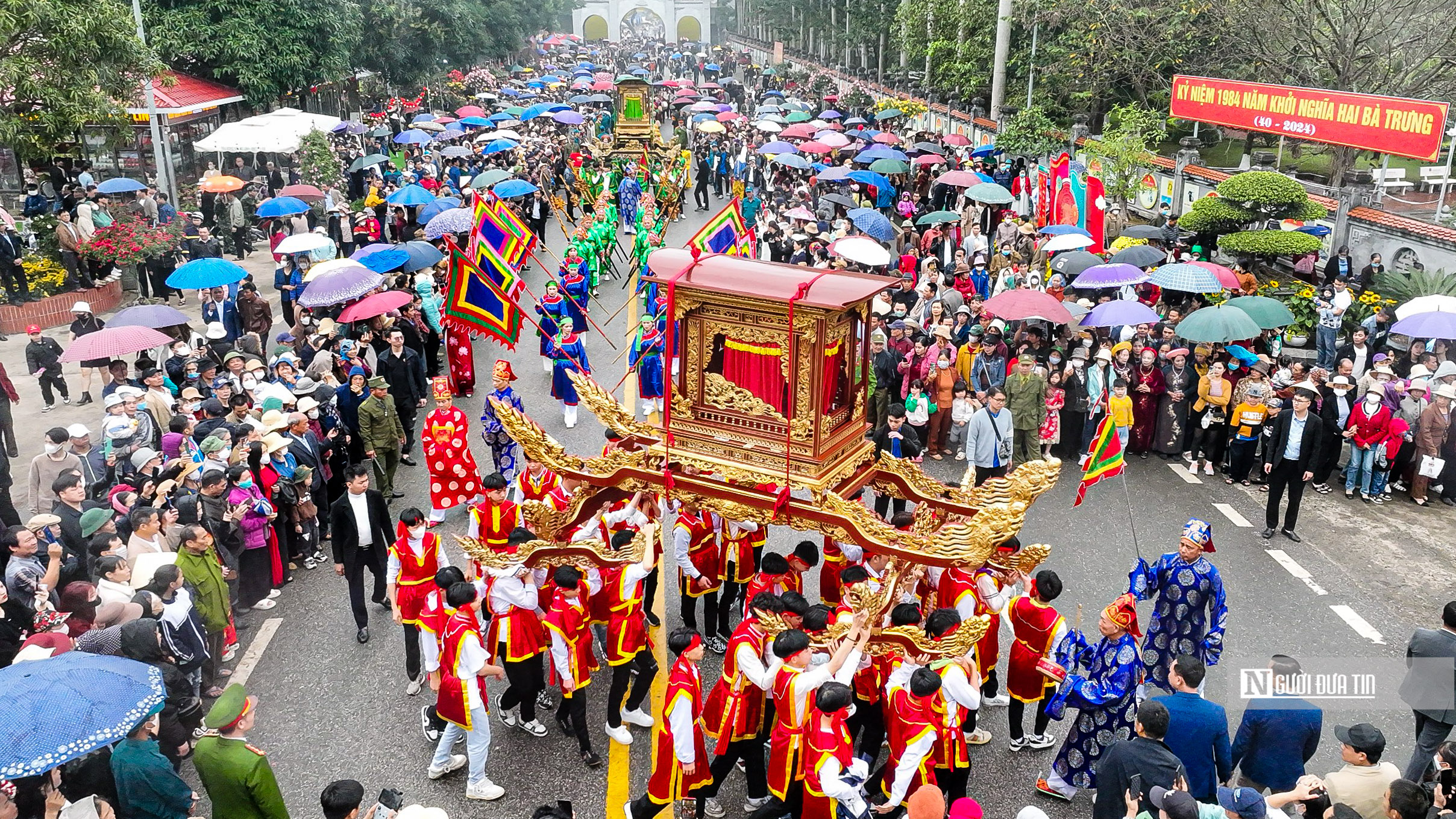 Sự kiện - Hàng vạn người dân dự lễ rước kiệu trong Lễ hội đền Hai Bà Trưng (Hình 4).