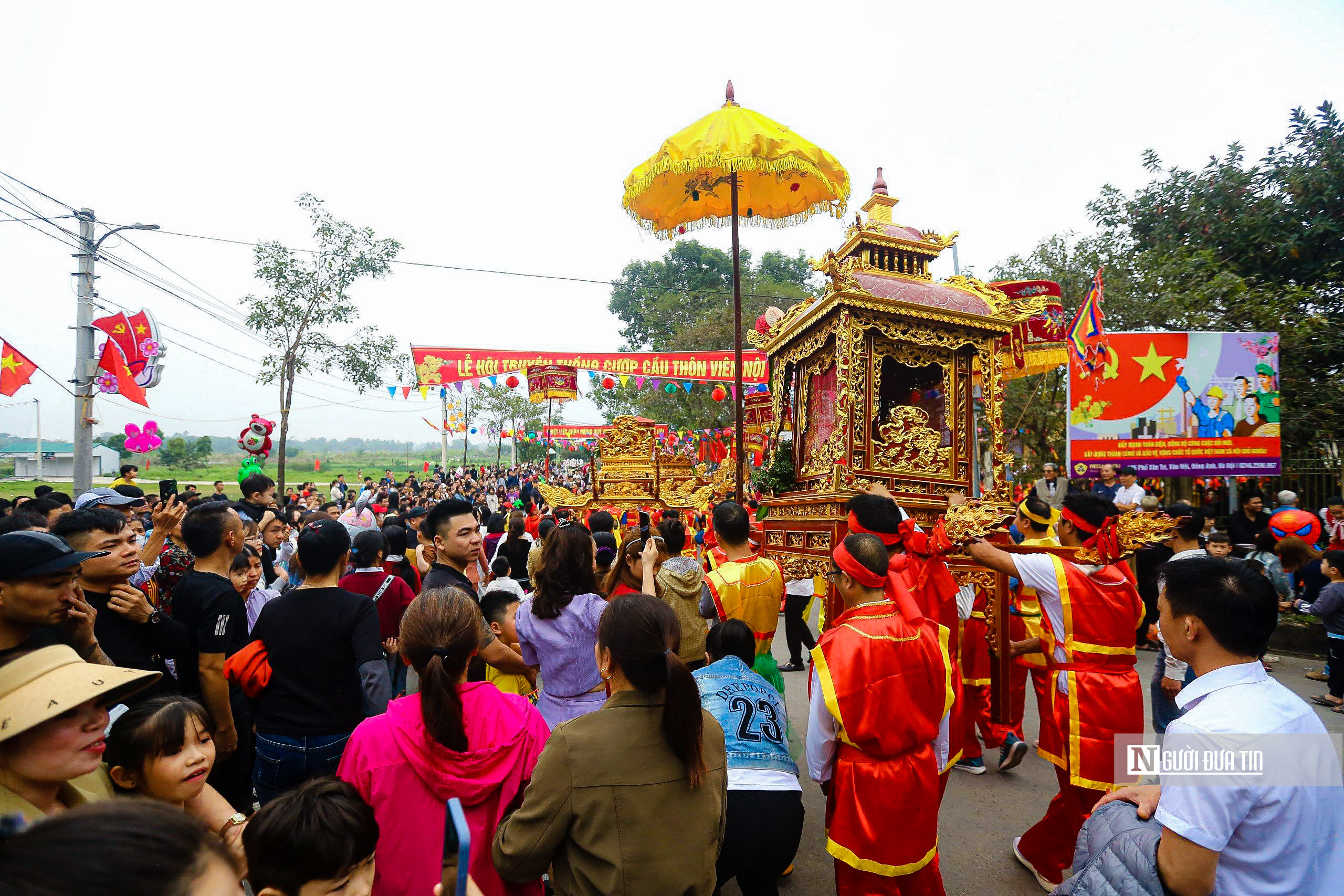 Sự kiện - Hàng trăm thanh niên giằng co quyết liệt ở lễ hội cướp cầu (Hình 3).