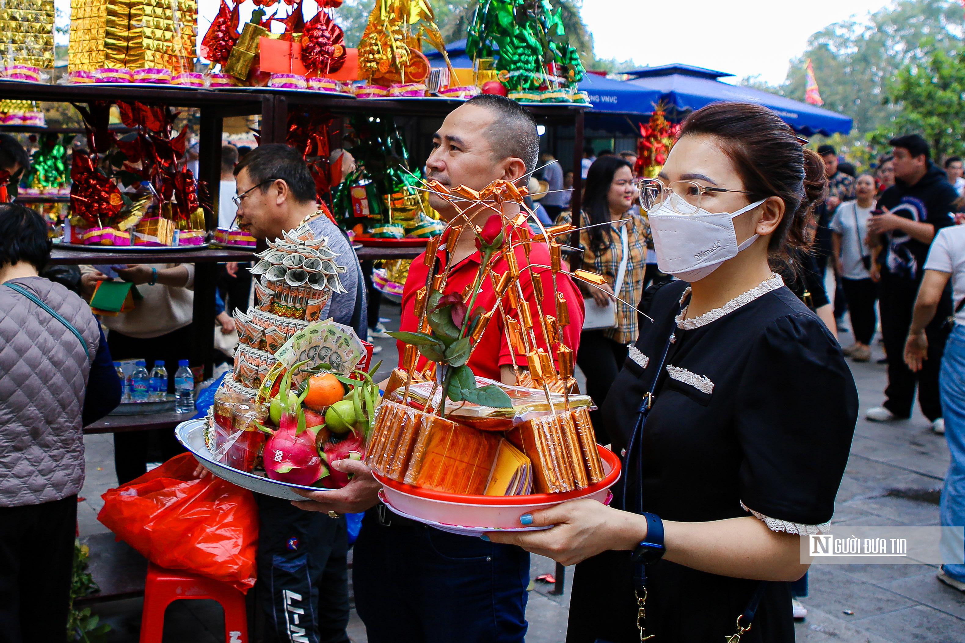 Sự kiện - Người dân đổ về đền Bà Chúa Kho hành lễ 'vay tiền' đầu năm (Hình 4).